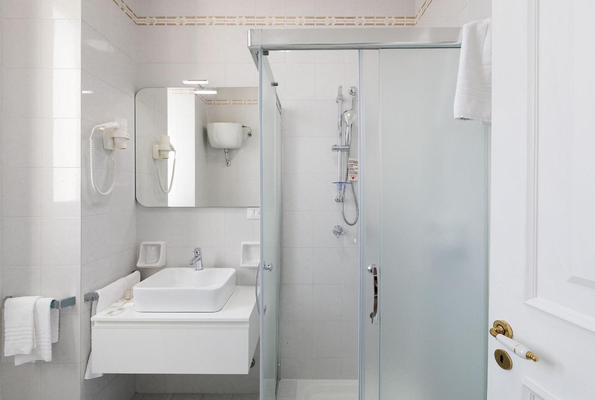 Standard Double or Twin Room - Photo 6