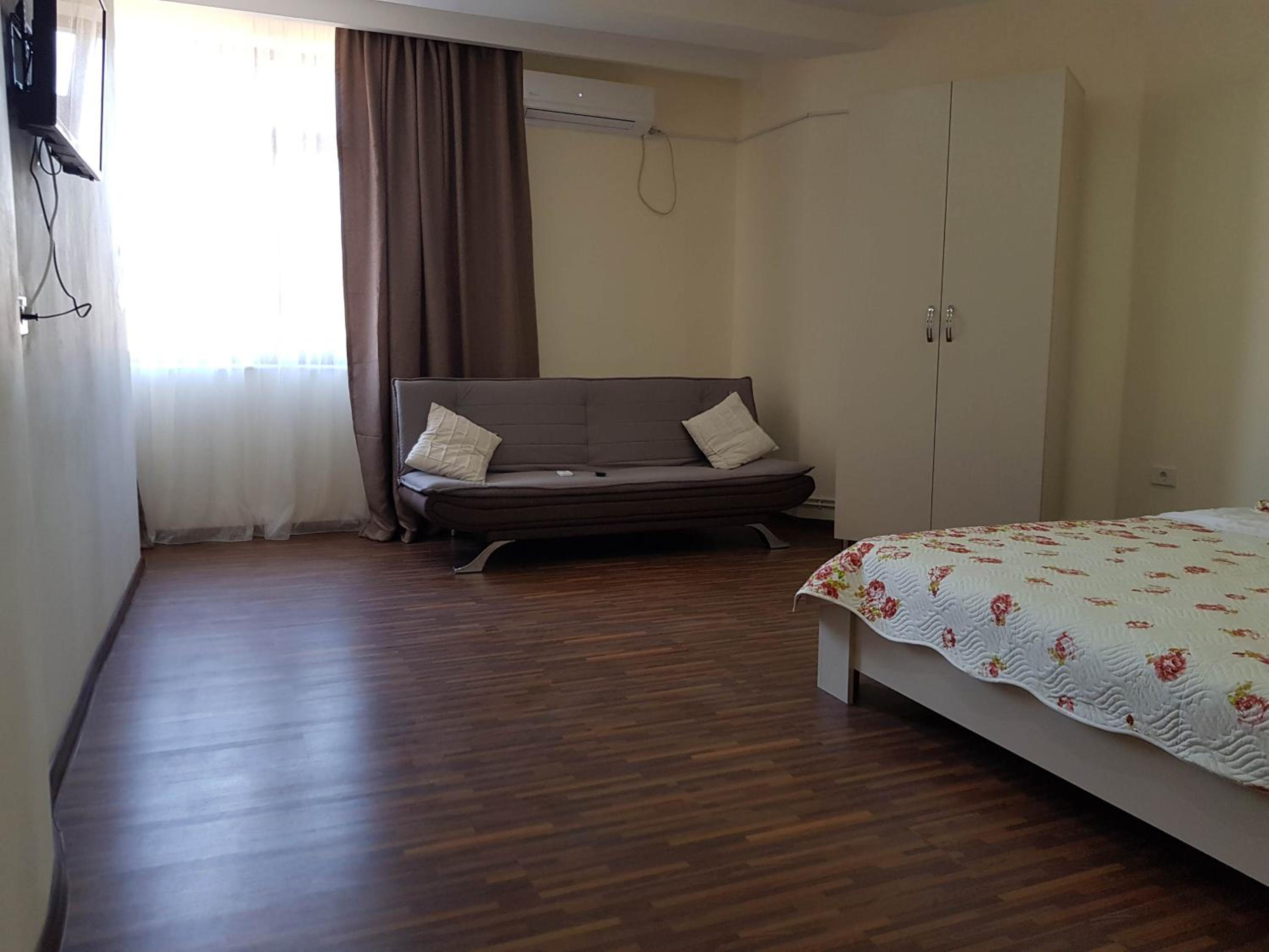 Family Room with Private Bathroom - Photo 7