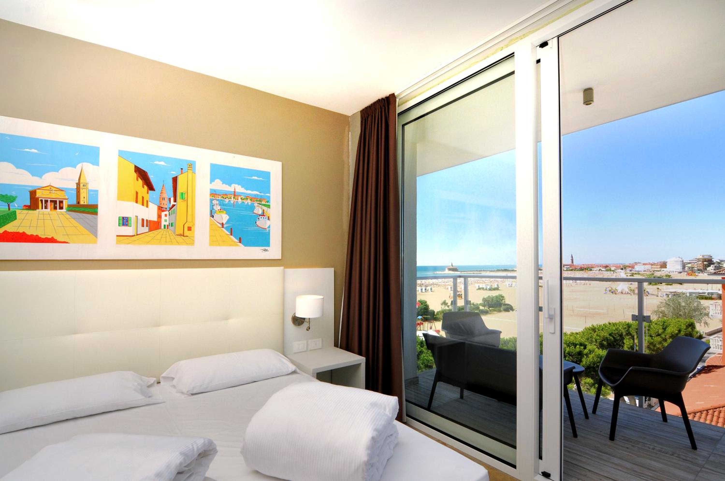 Deluxe Double Room with Side Sea View - Photo 1