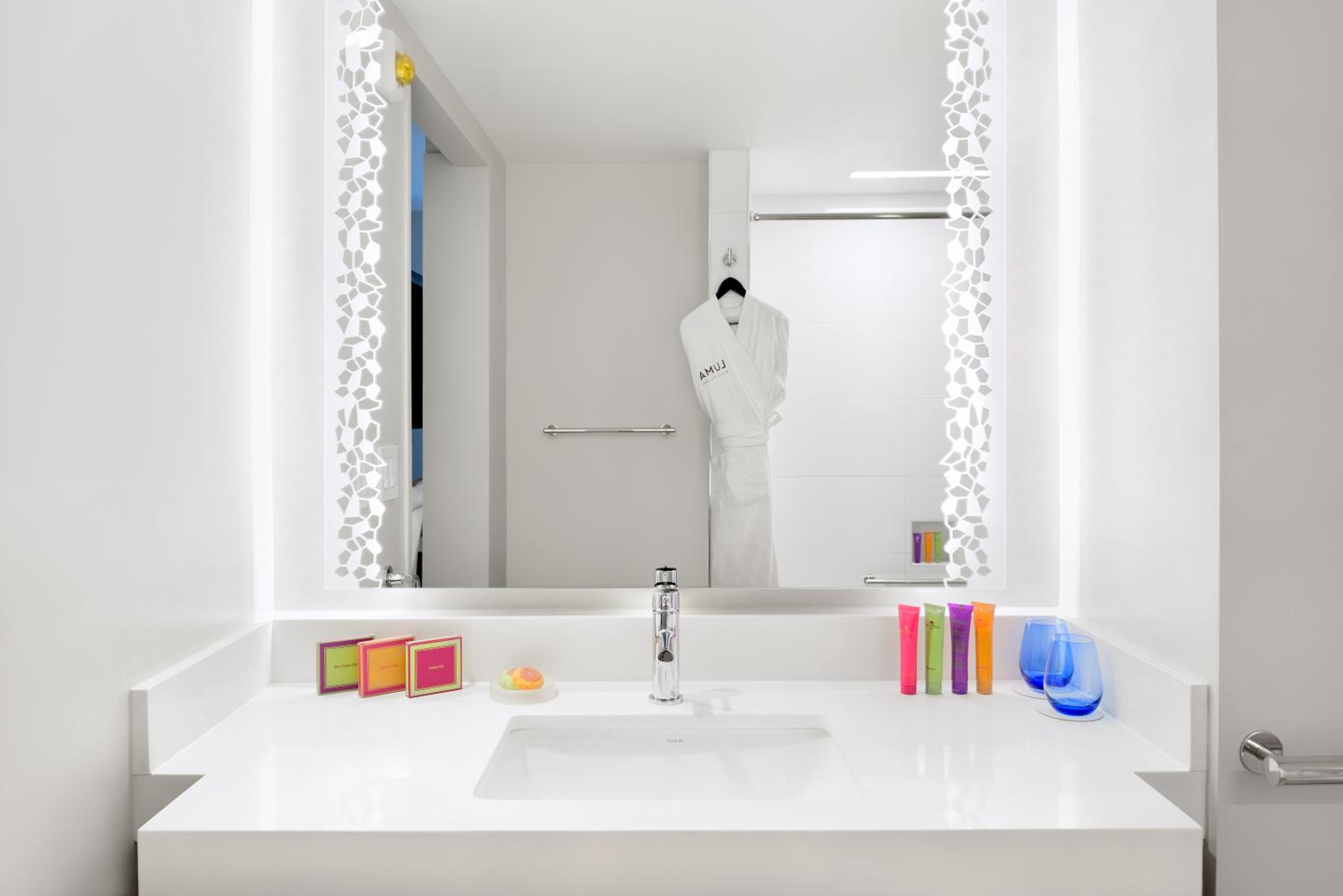 Skyline View Two Queen Beds - ADA Hearing/Visual/Bathtub - Photo 5