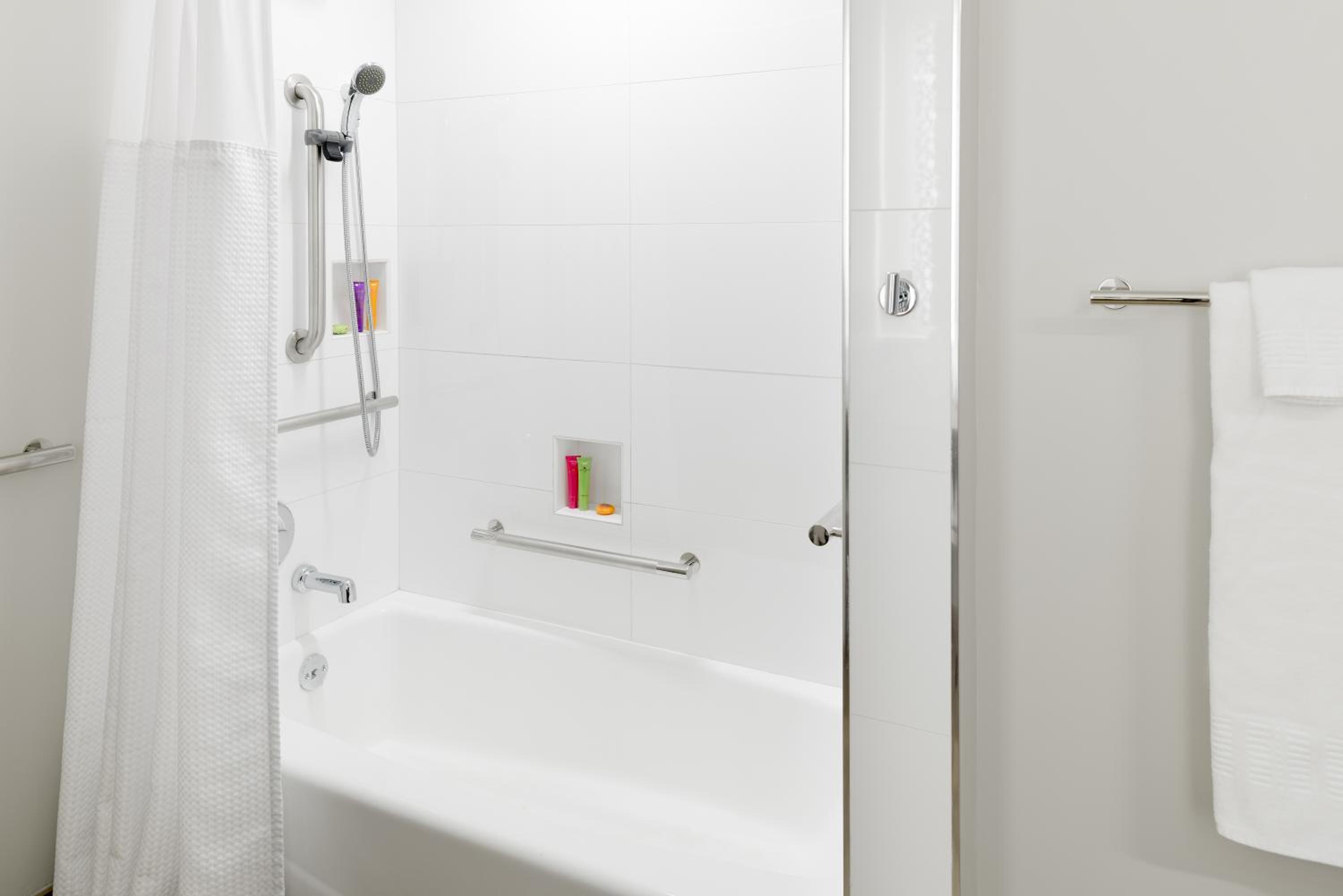 Skyline View Two Queen Beds - ADA Hearing/Visual/Bathtub - Photo 6