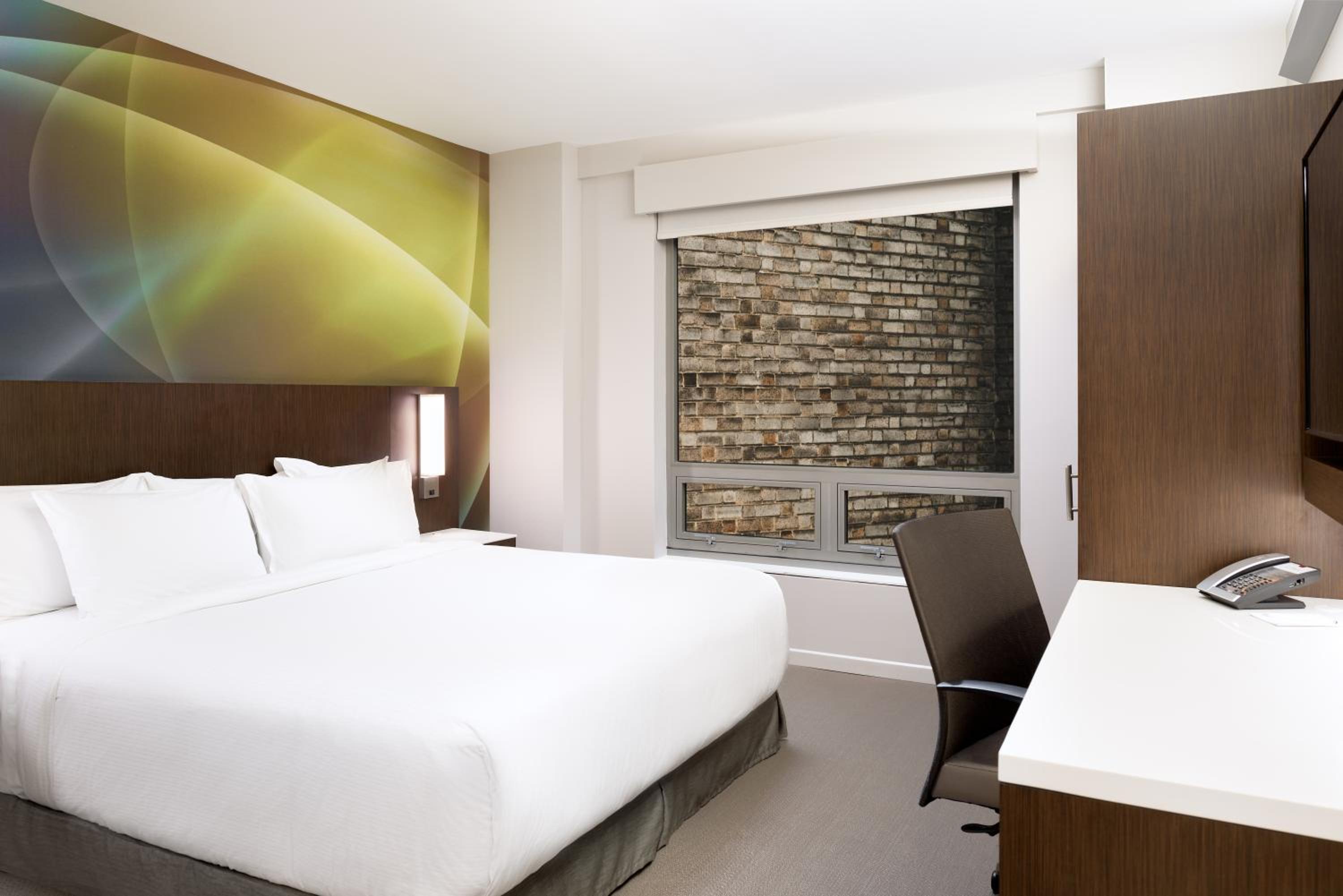 Urban King Room with Roll-In Shower - ADA Hearing/Visual - Photo 2