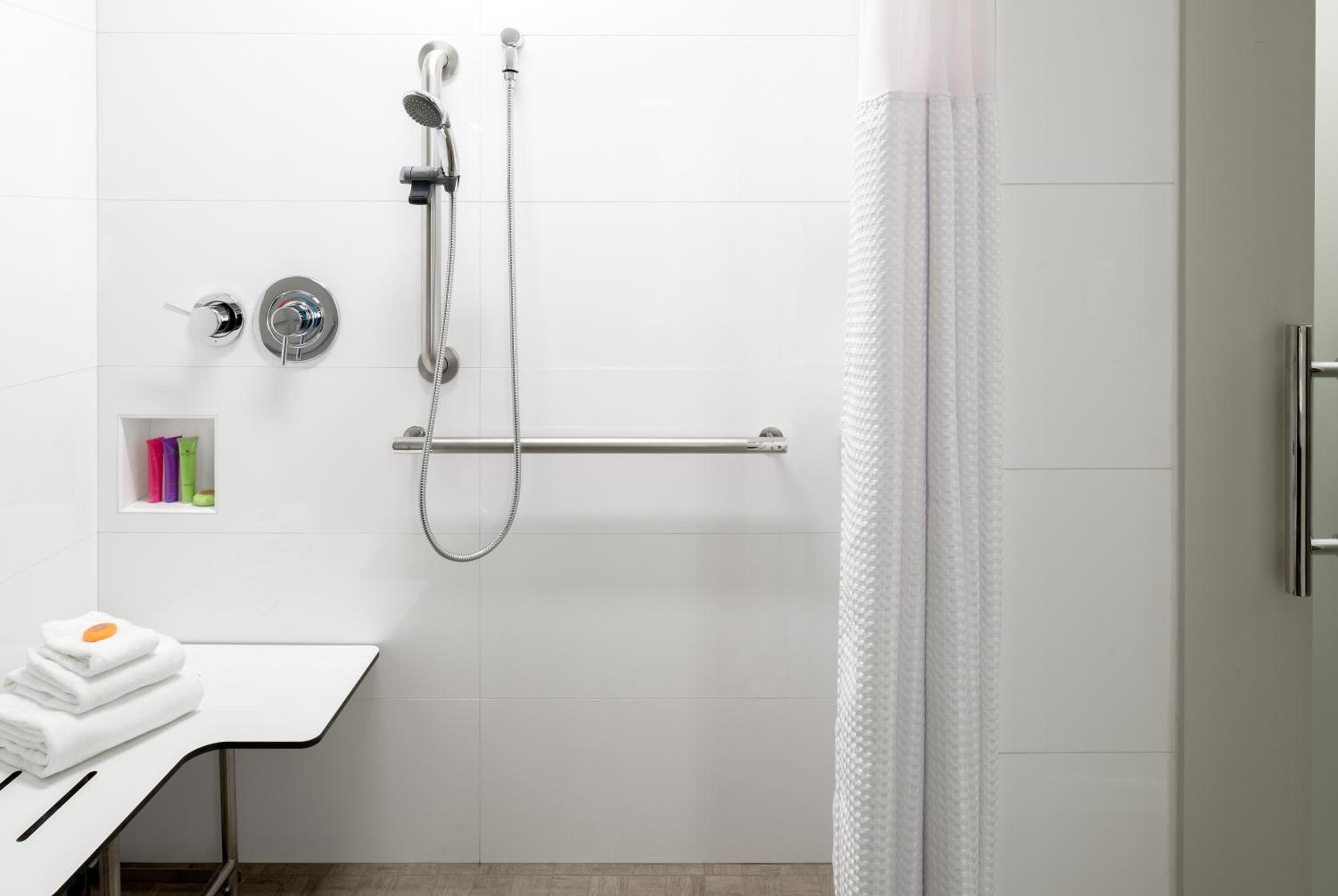 Urban King Room with Roll-In Shower - ADA Hearing/Visual - Photo 3