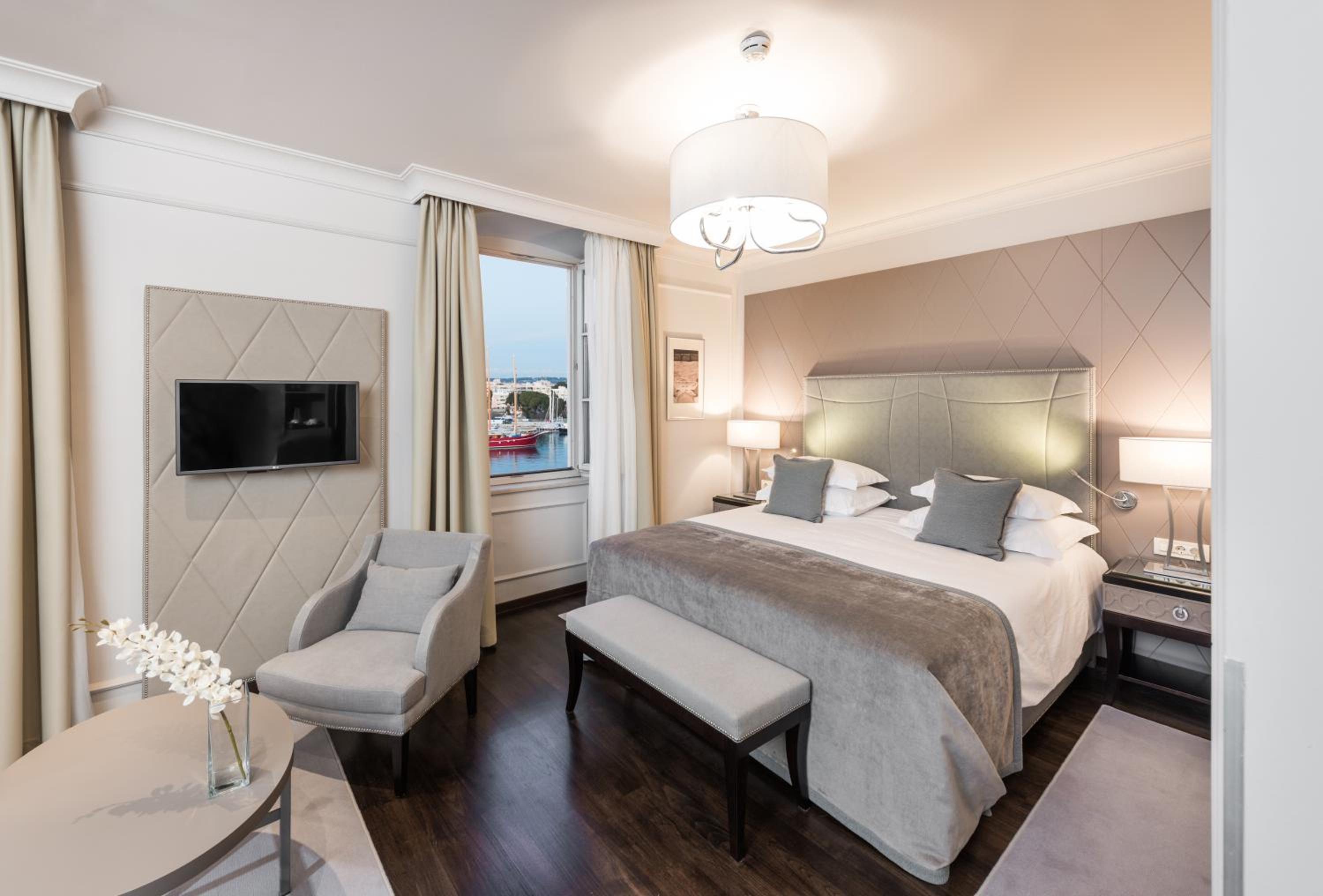 Deluxe Room - Photo 1