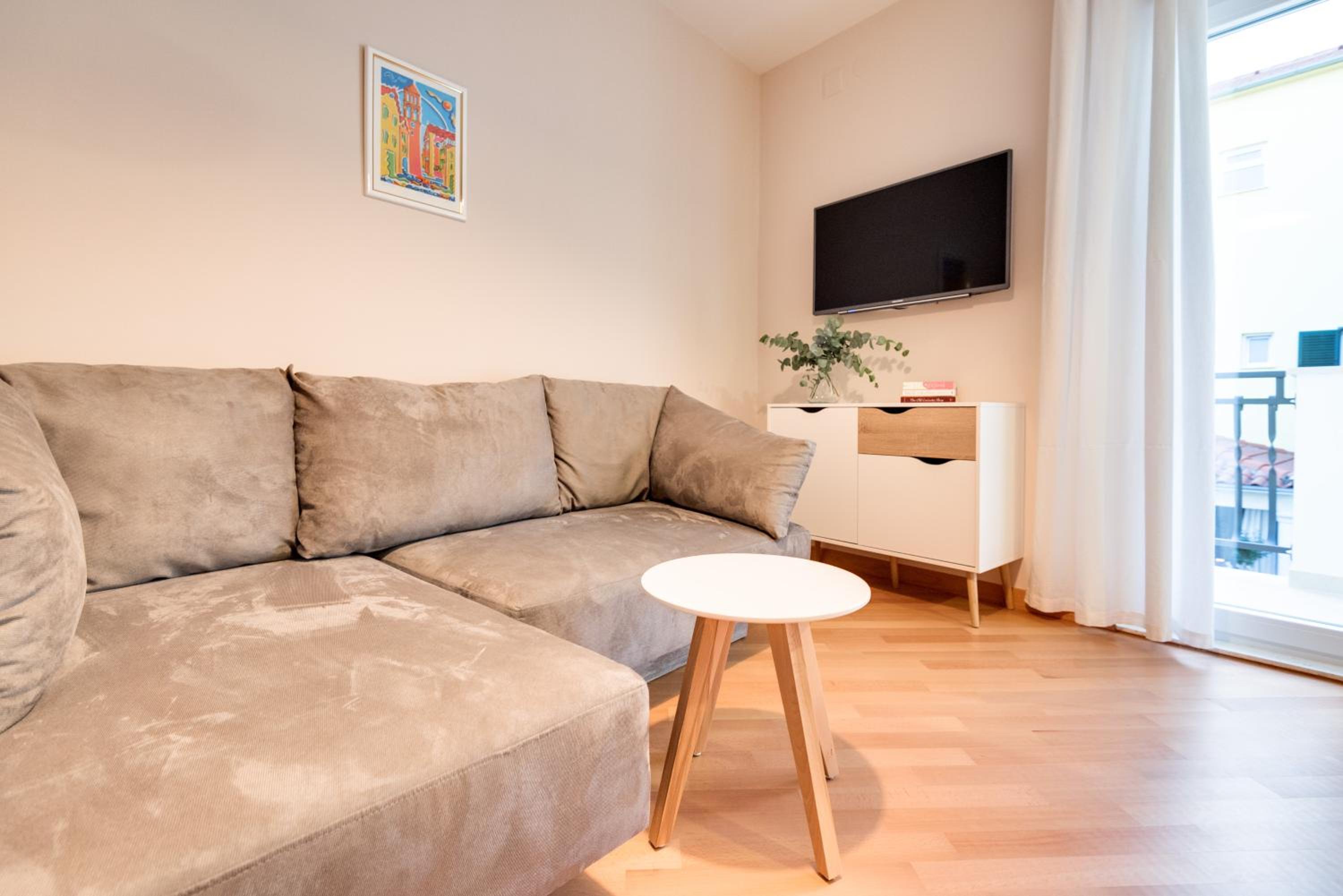 Deluxe One-Bedroom Apartment with Balcony 