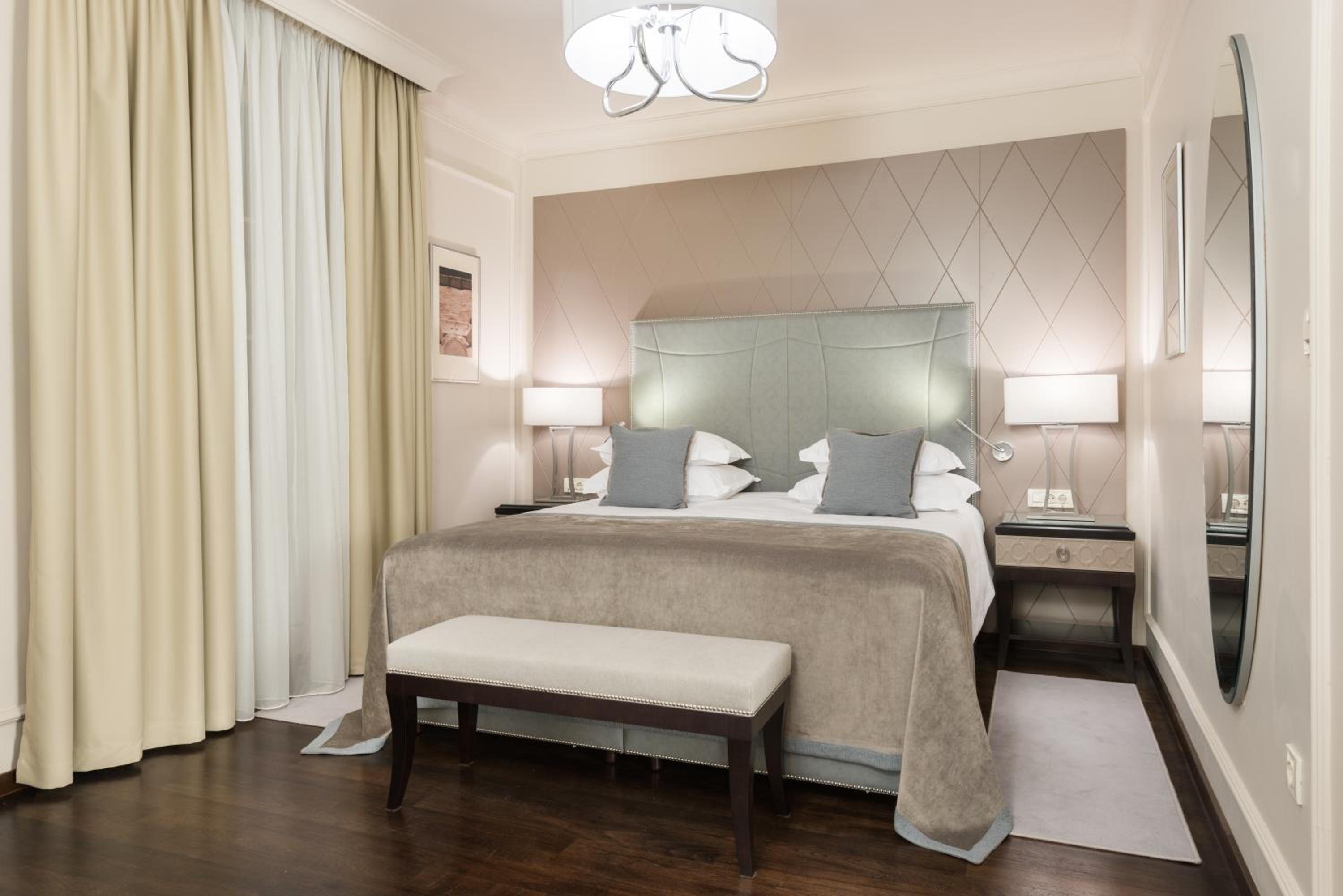 Deluxe Room - Photo 11