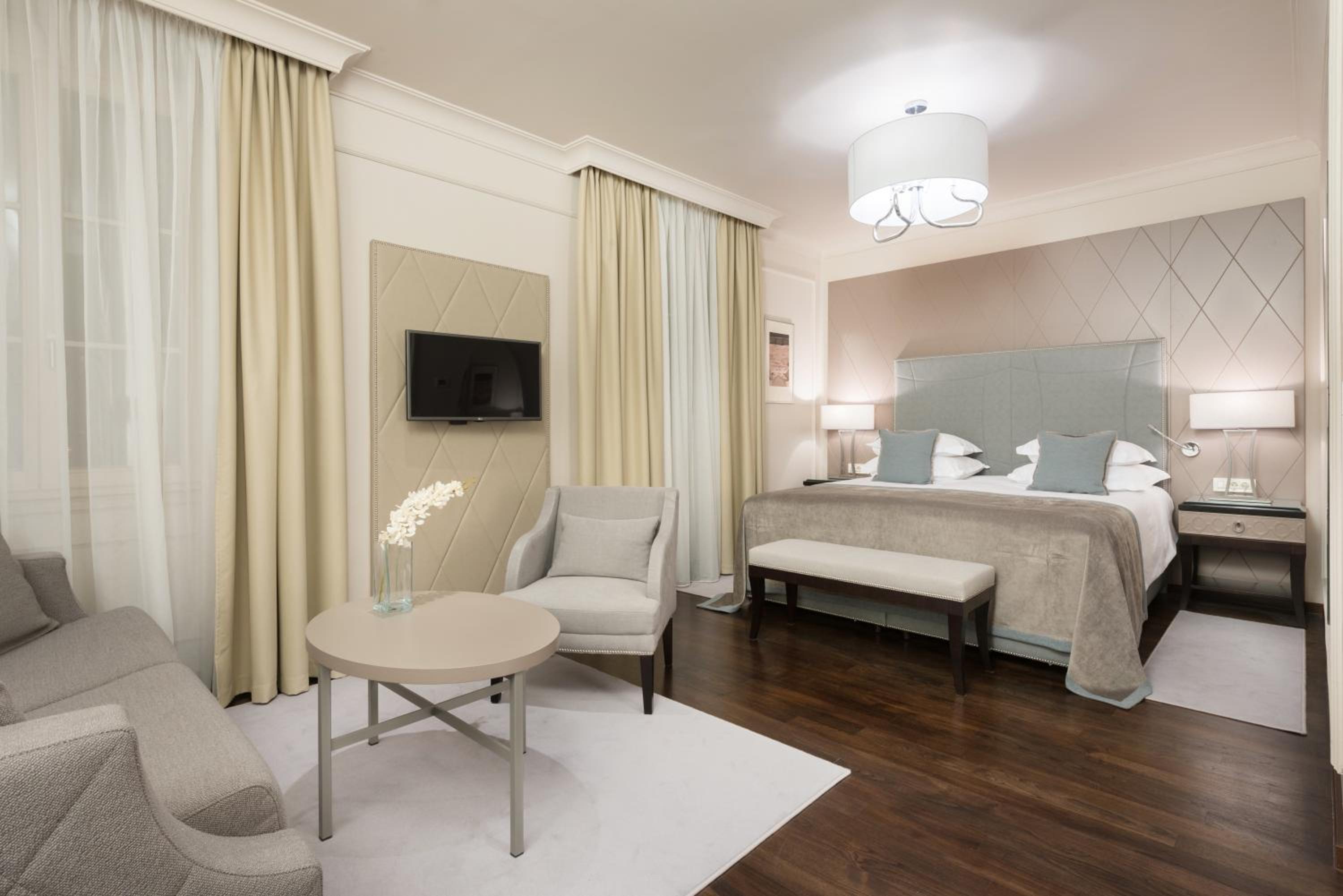 Deluxe Room - Photo 2