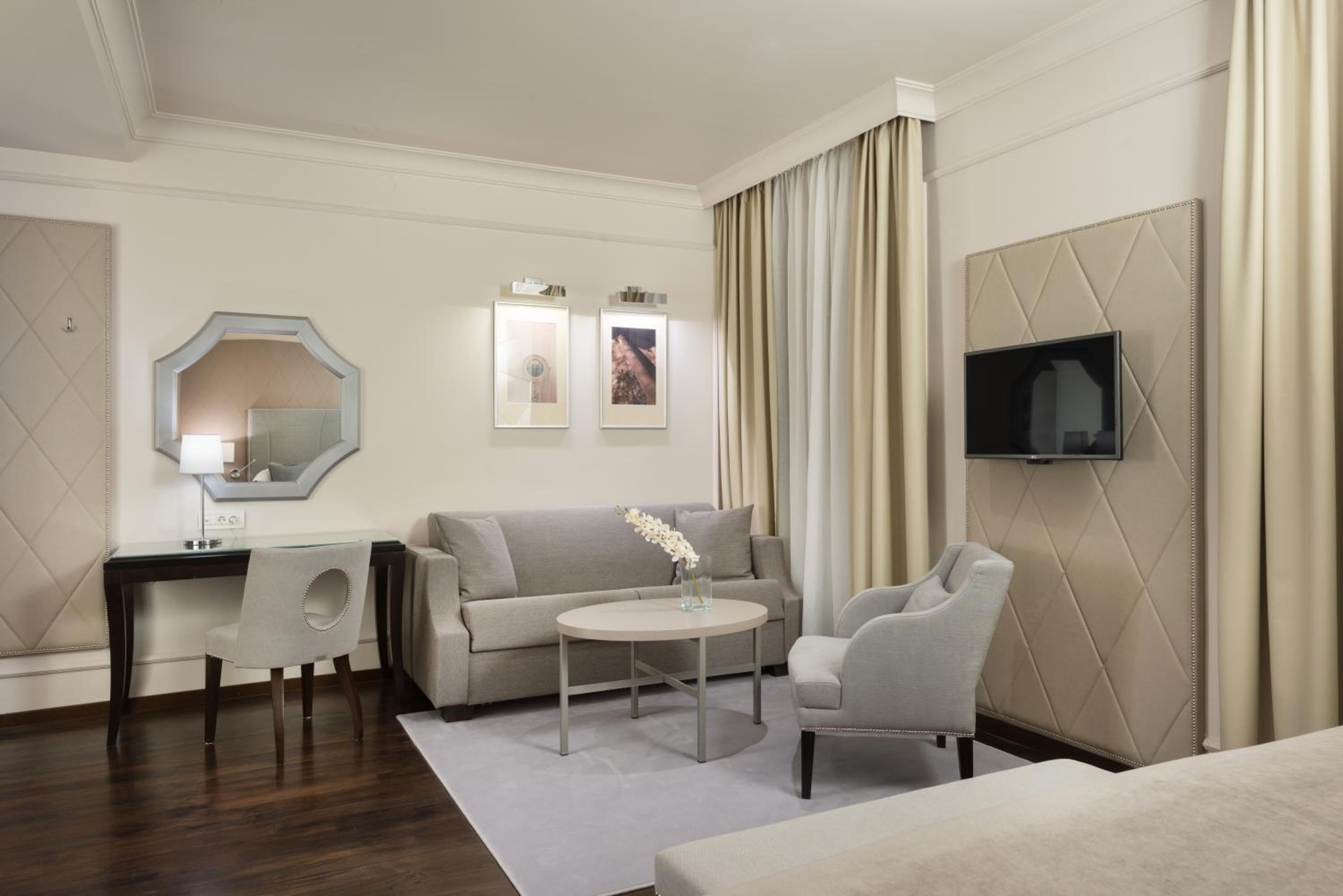 Deluxe Room - Photo 9