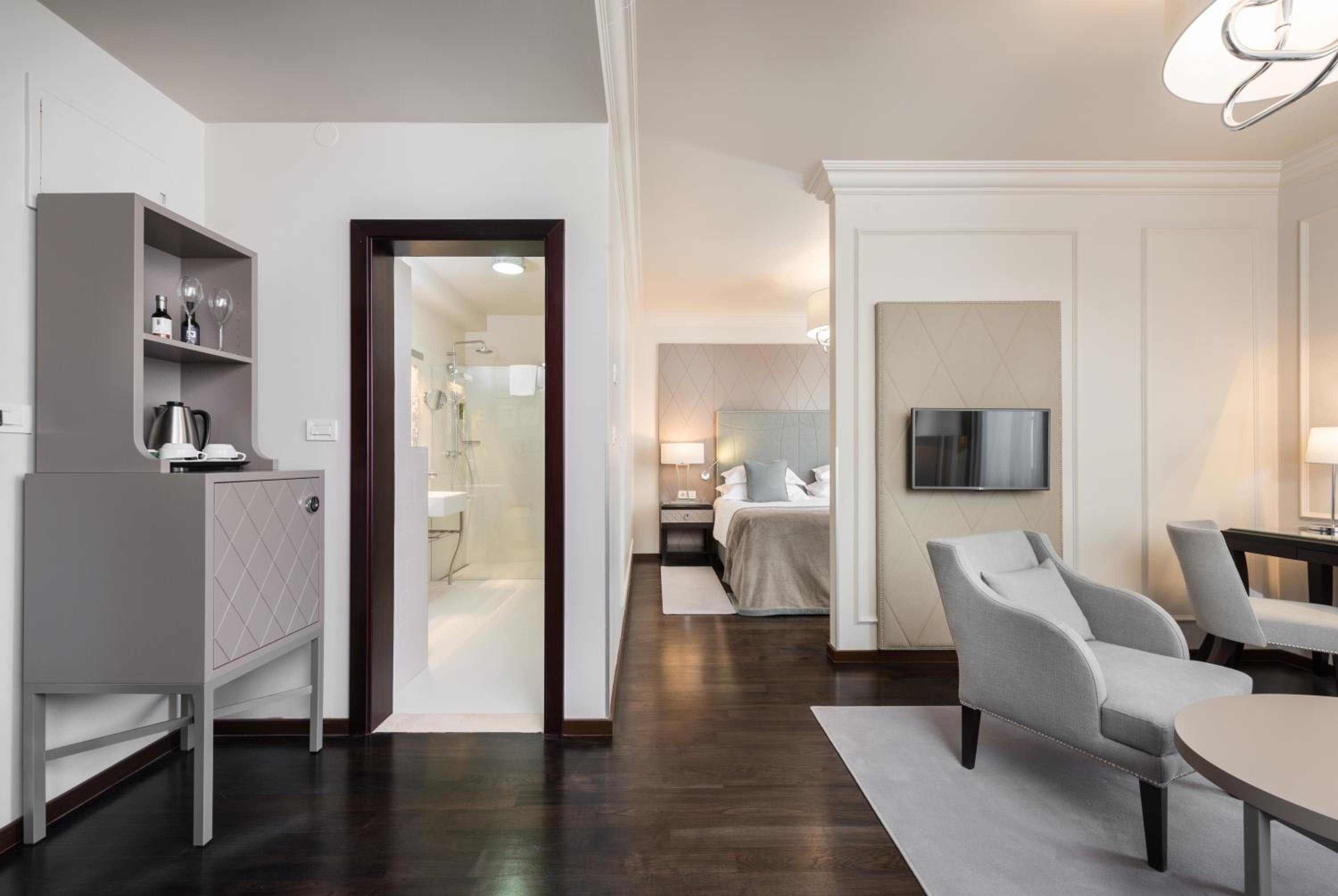 Suite - Photo 2