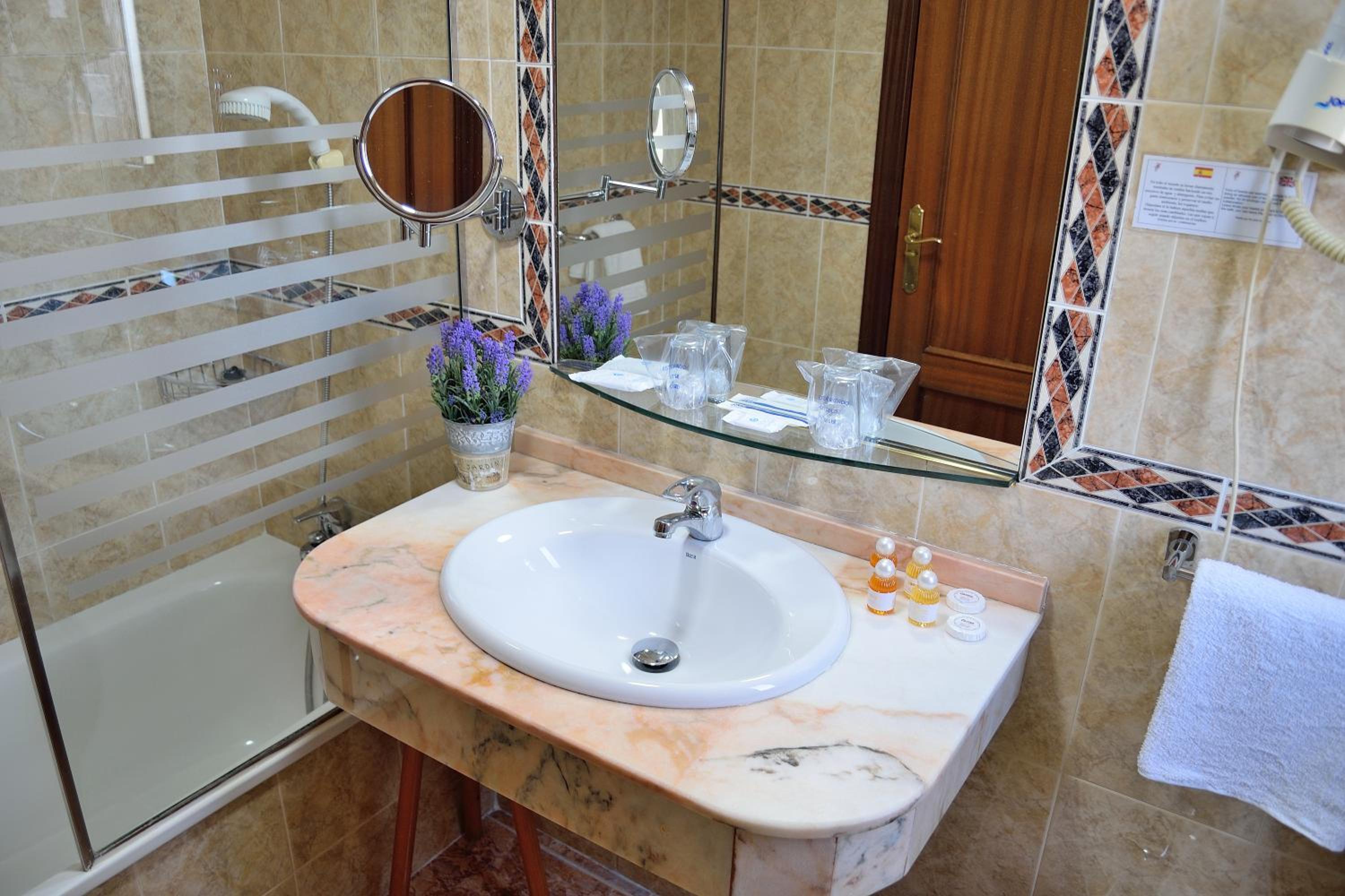 Double Room - Photo 5