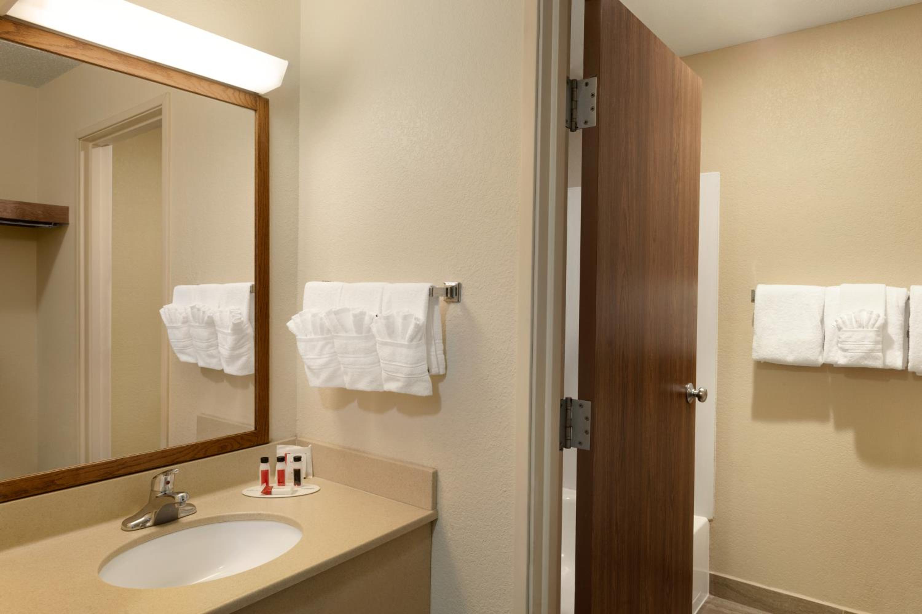 King Room - Non-Smoking photo 2