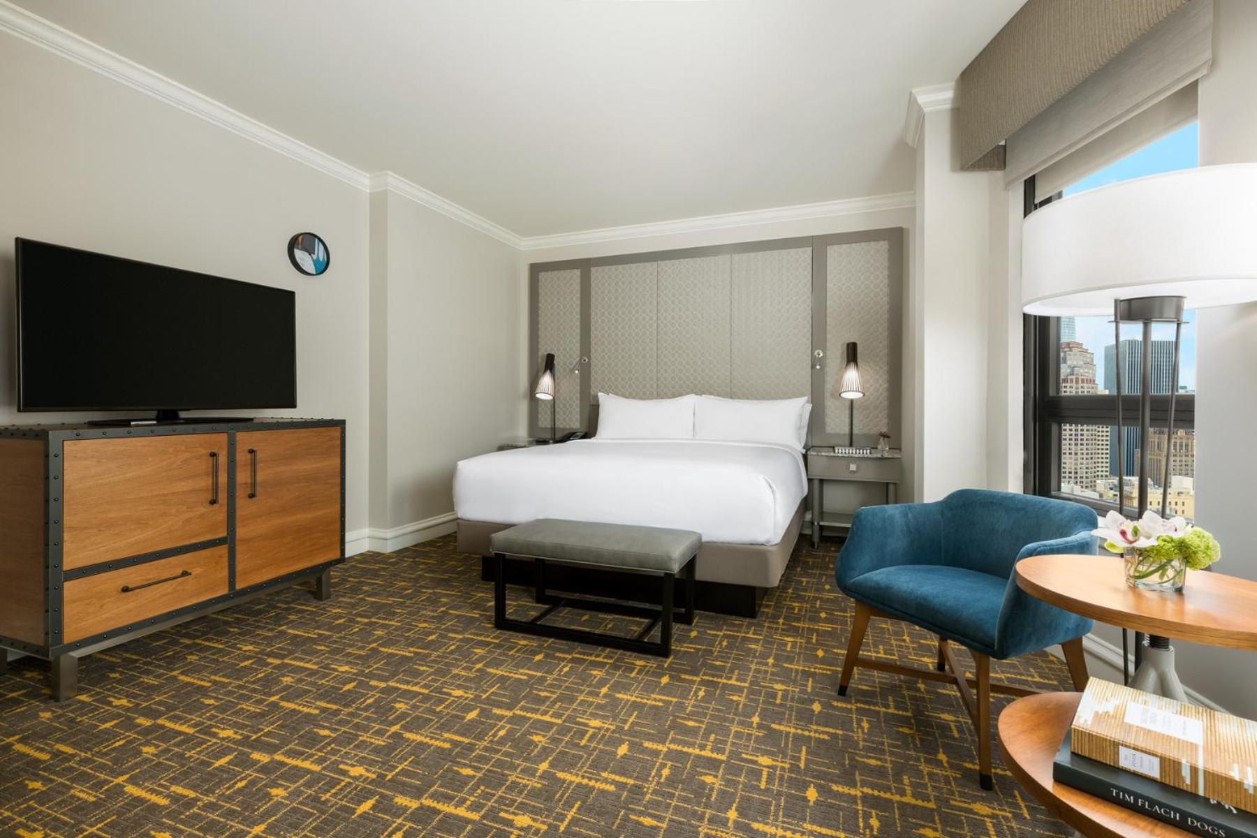 Premier Queen Room with Skyline View thumbnail 6