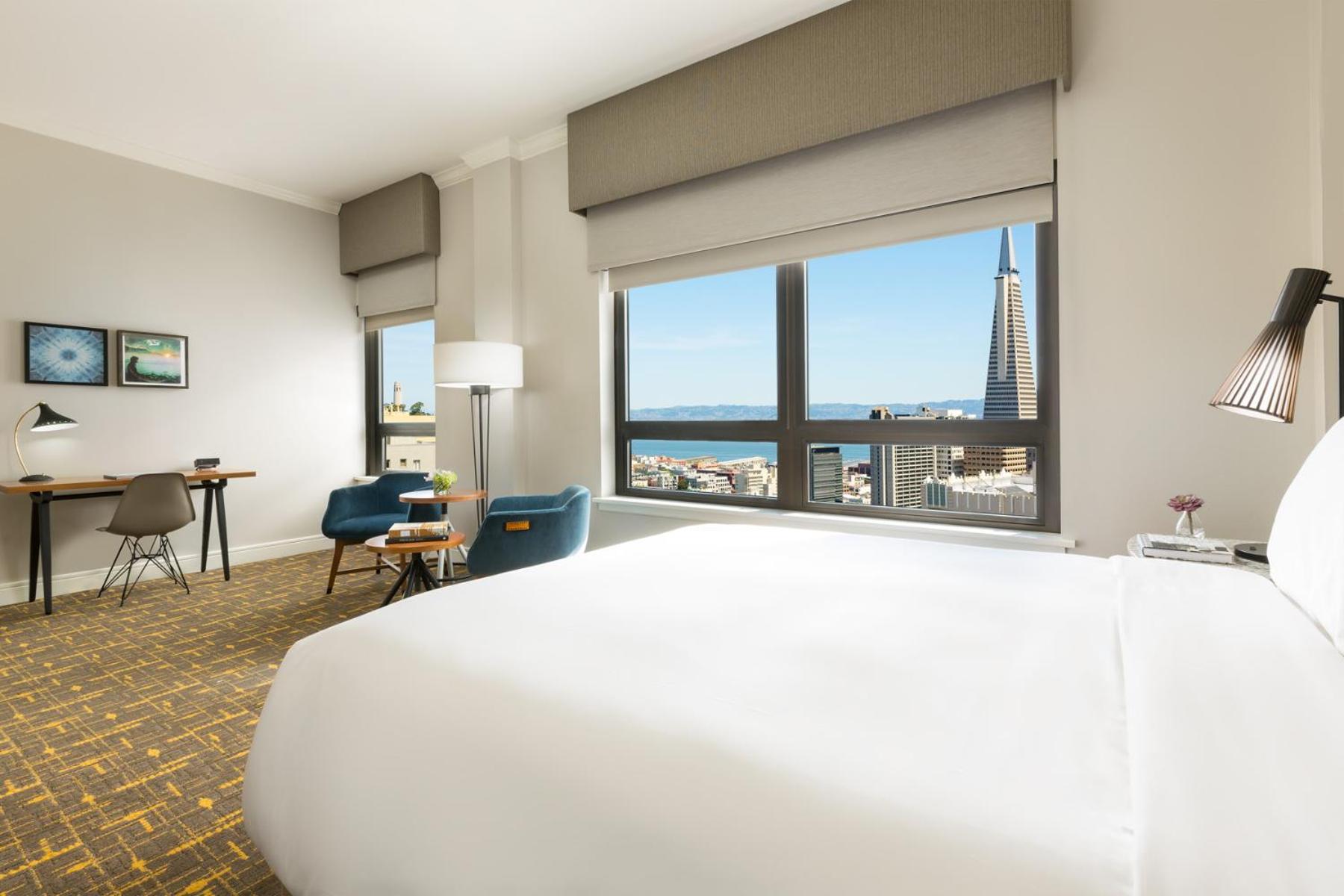 Premier King Room with View thumbnail 5