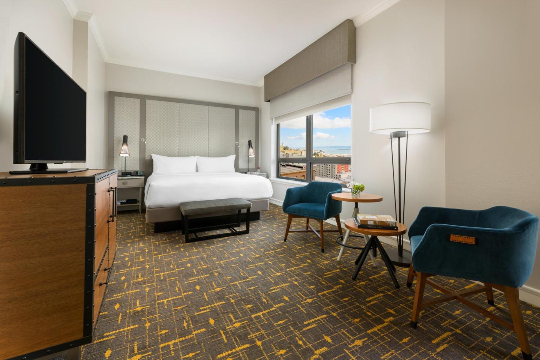 Premier King Room with View thumbnail 6