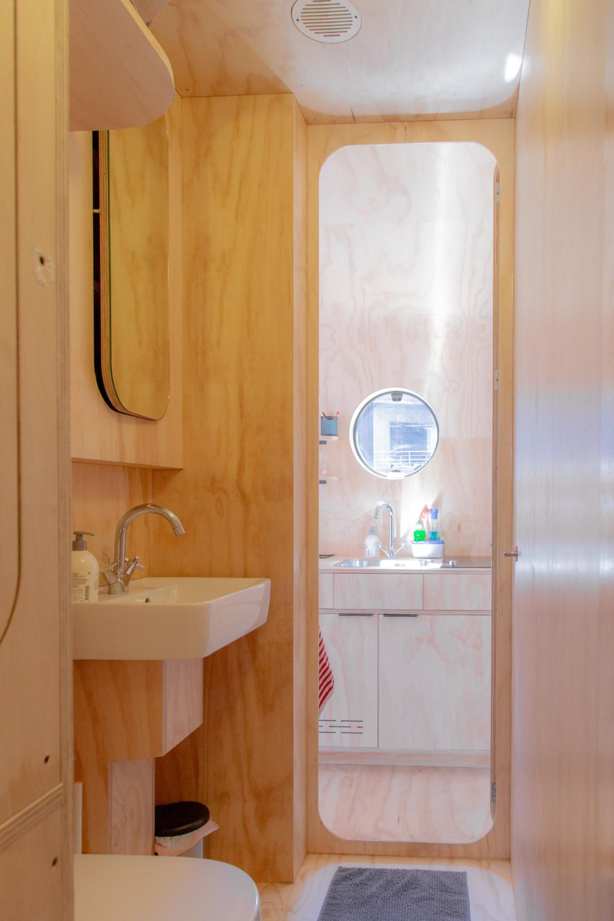 House Boat with Spa - Photo 5
