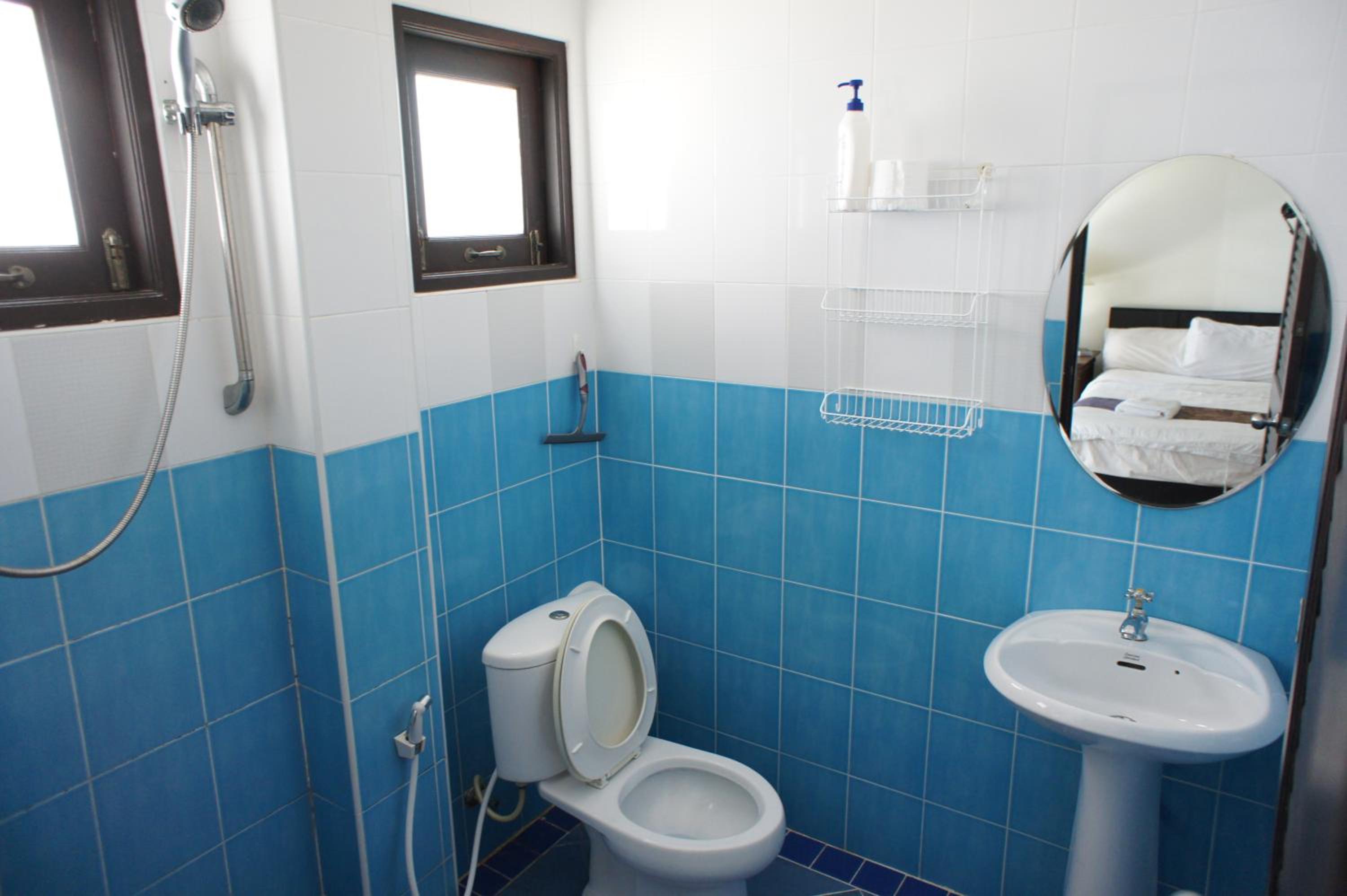 Double Room with Private Bathroom - Photo 2