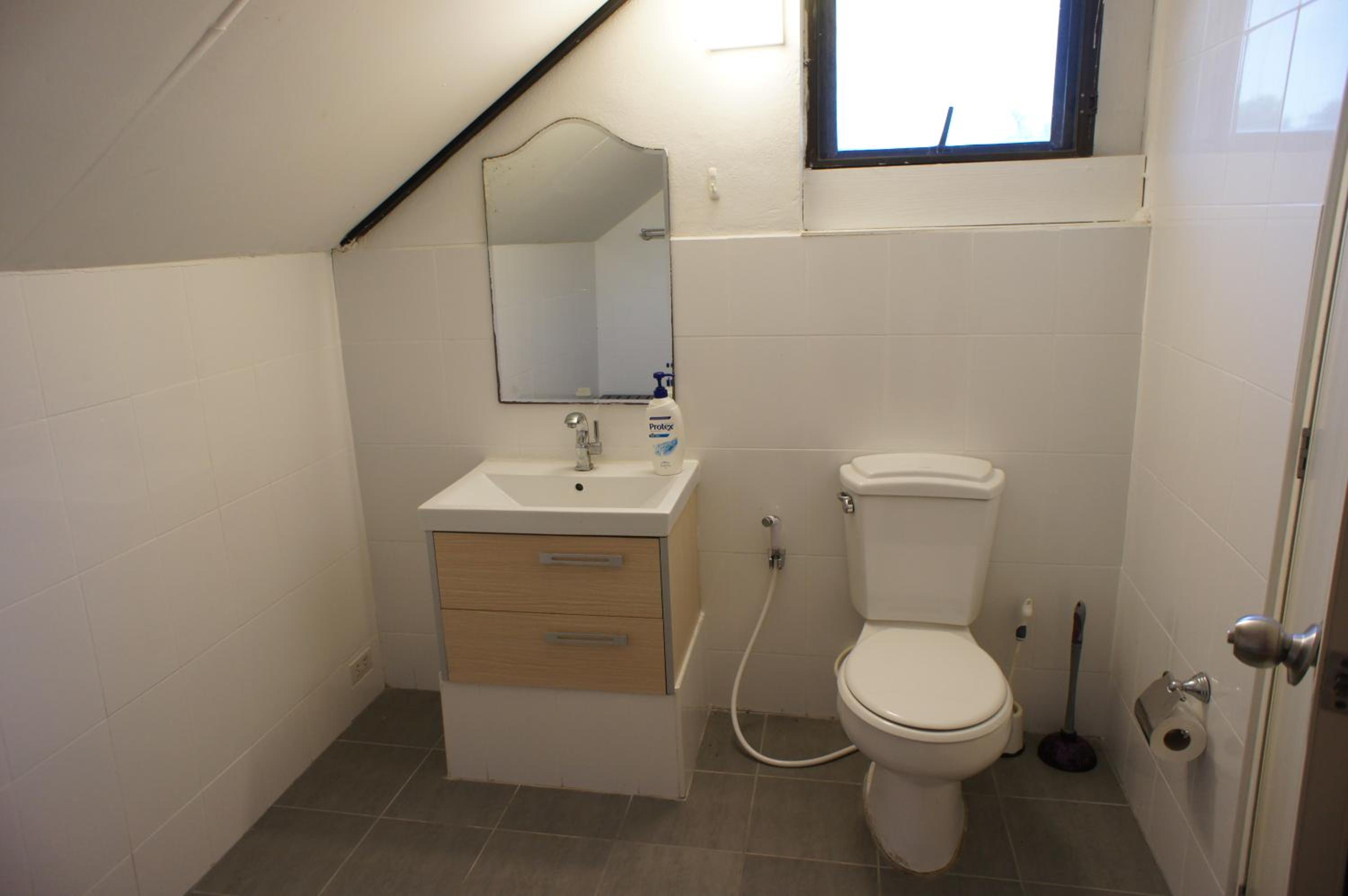 Twin Room with Private Bathroom - Photo 4