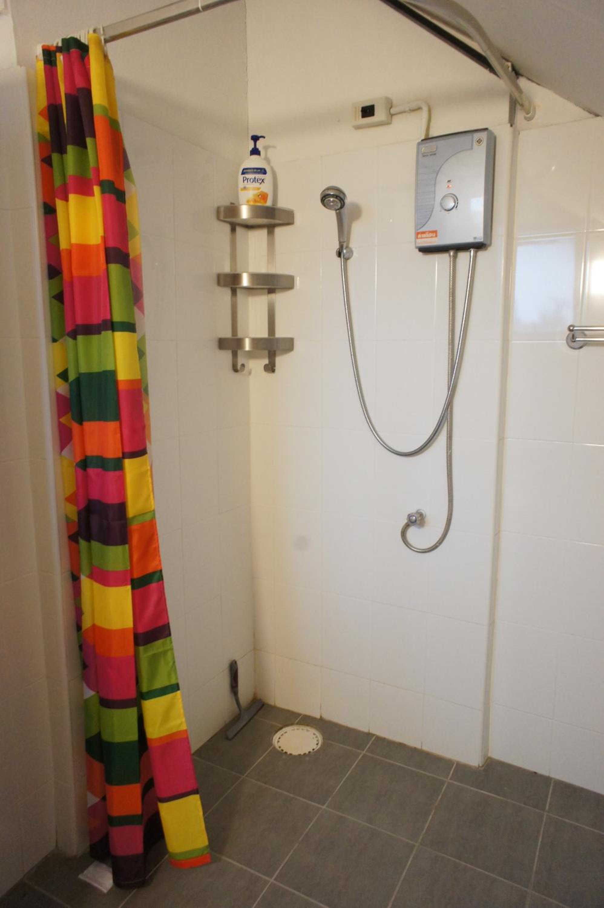 Twin Room with Private Bathroom - Photo 5