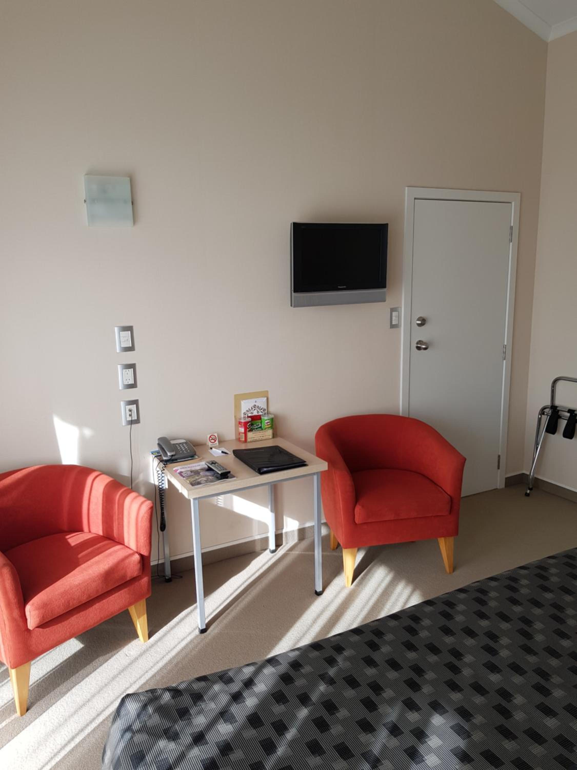 Apartment with Balcony - Photo 4