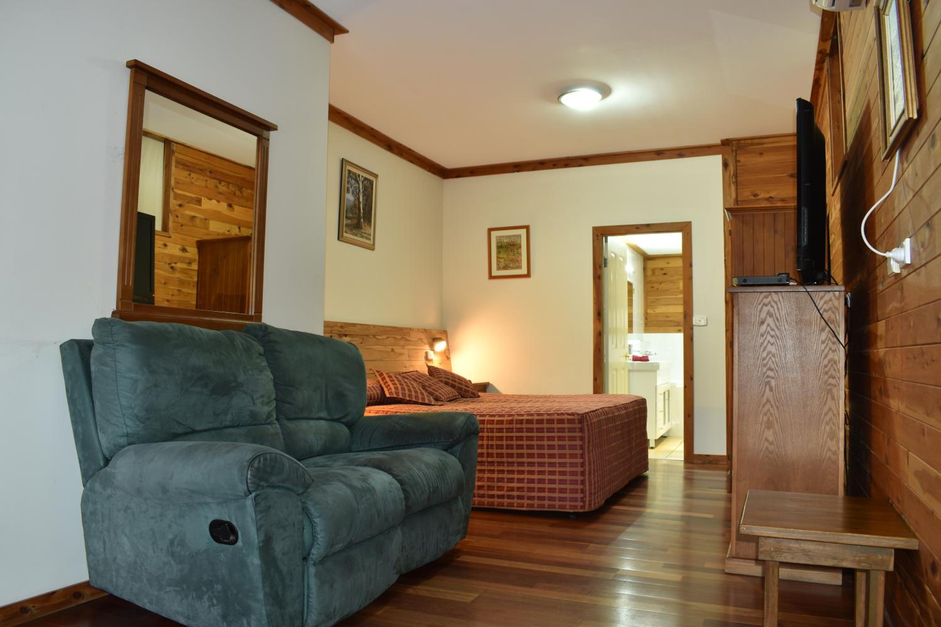 King Bed with Spa Bath and Lounge photo 3