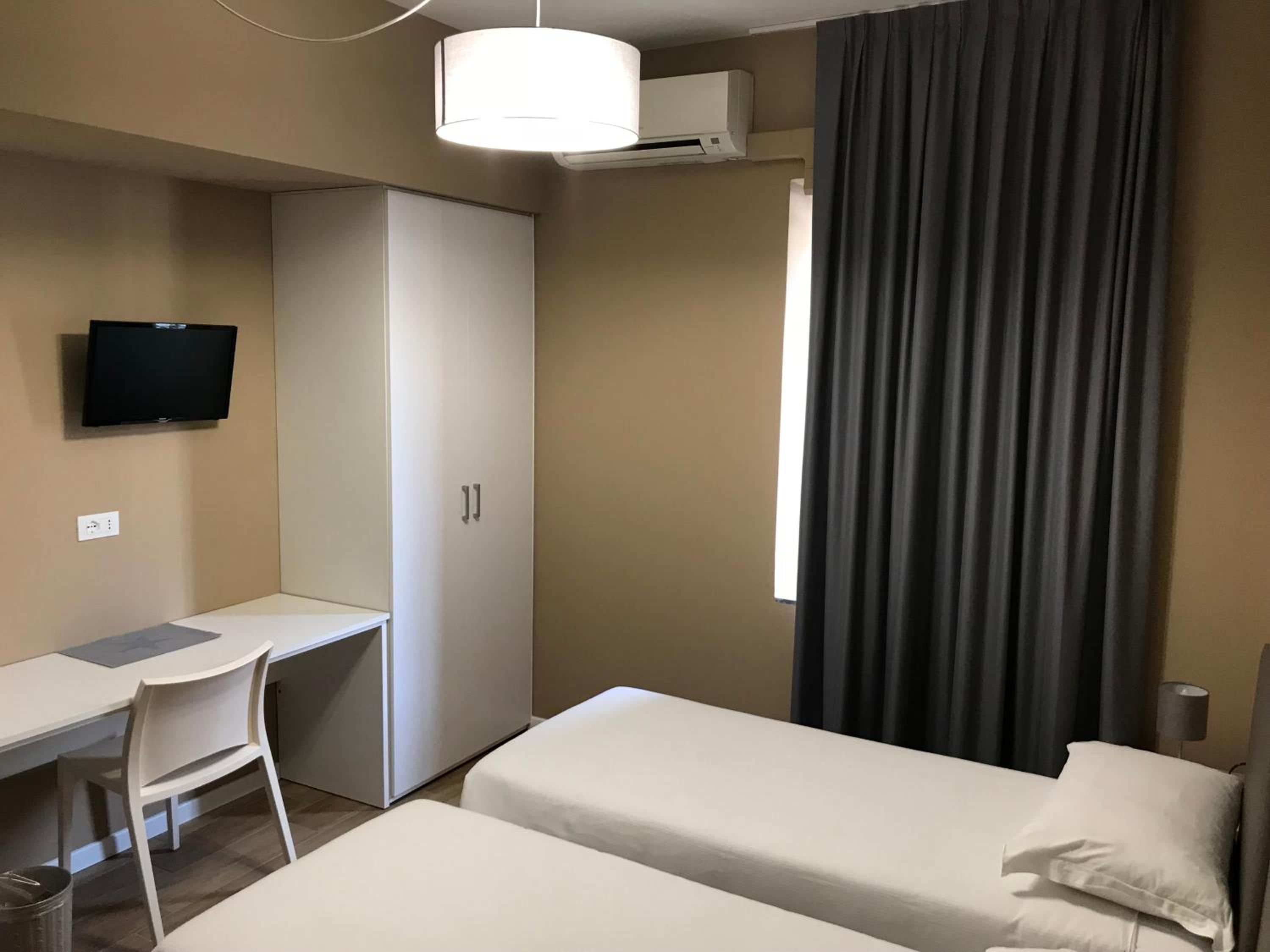 Twin Room with Private Bathroom photo 3