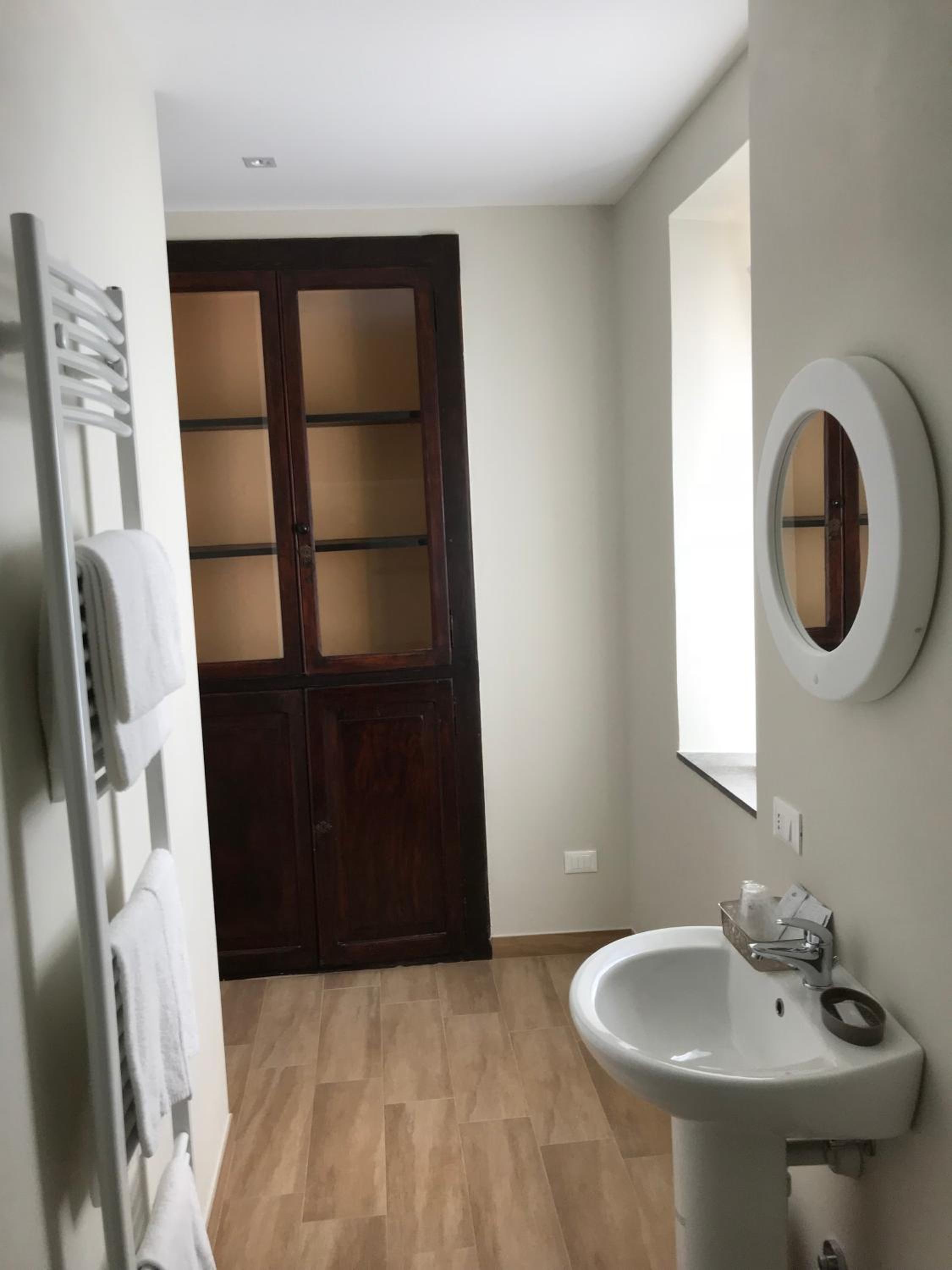 Twin Room with Private Bathroom photo 2