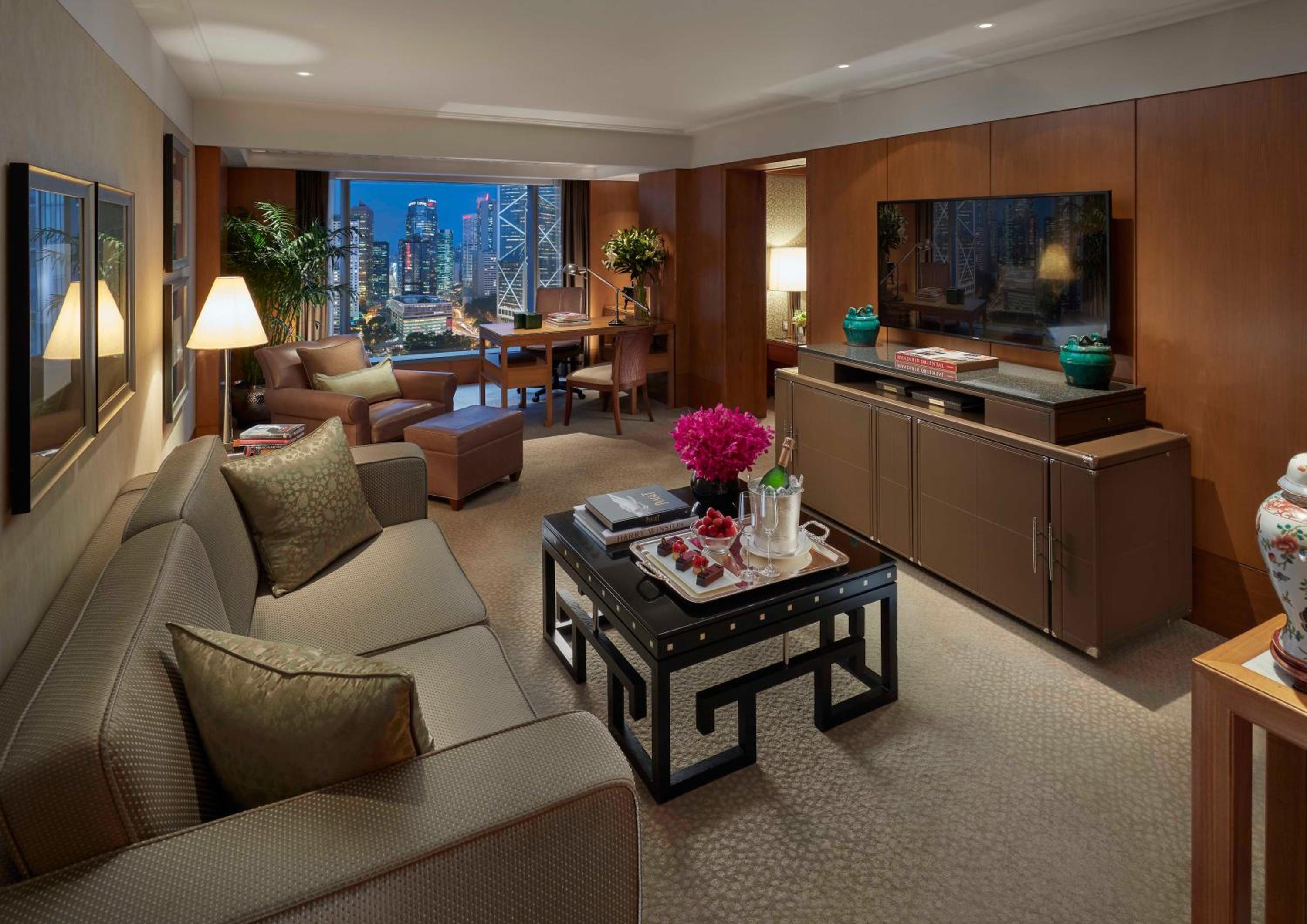 Statue Square King Suite