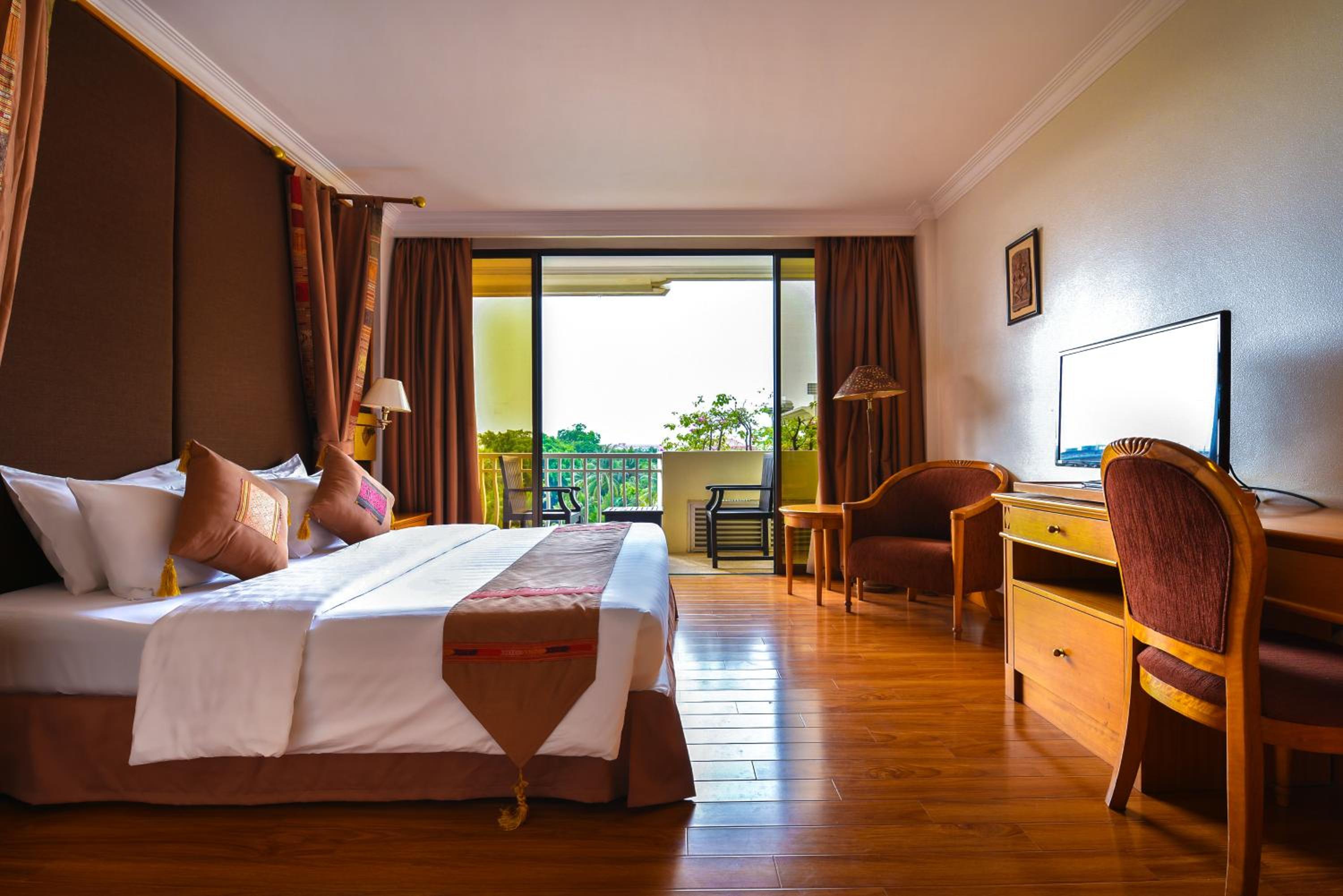 Deluxe Double Room with Balcony Pool View - Photo 5