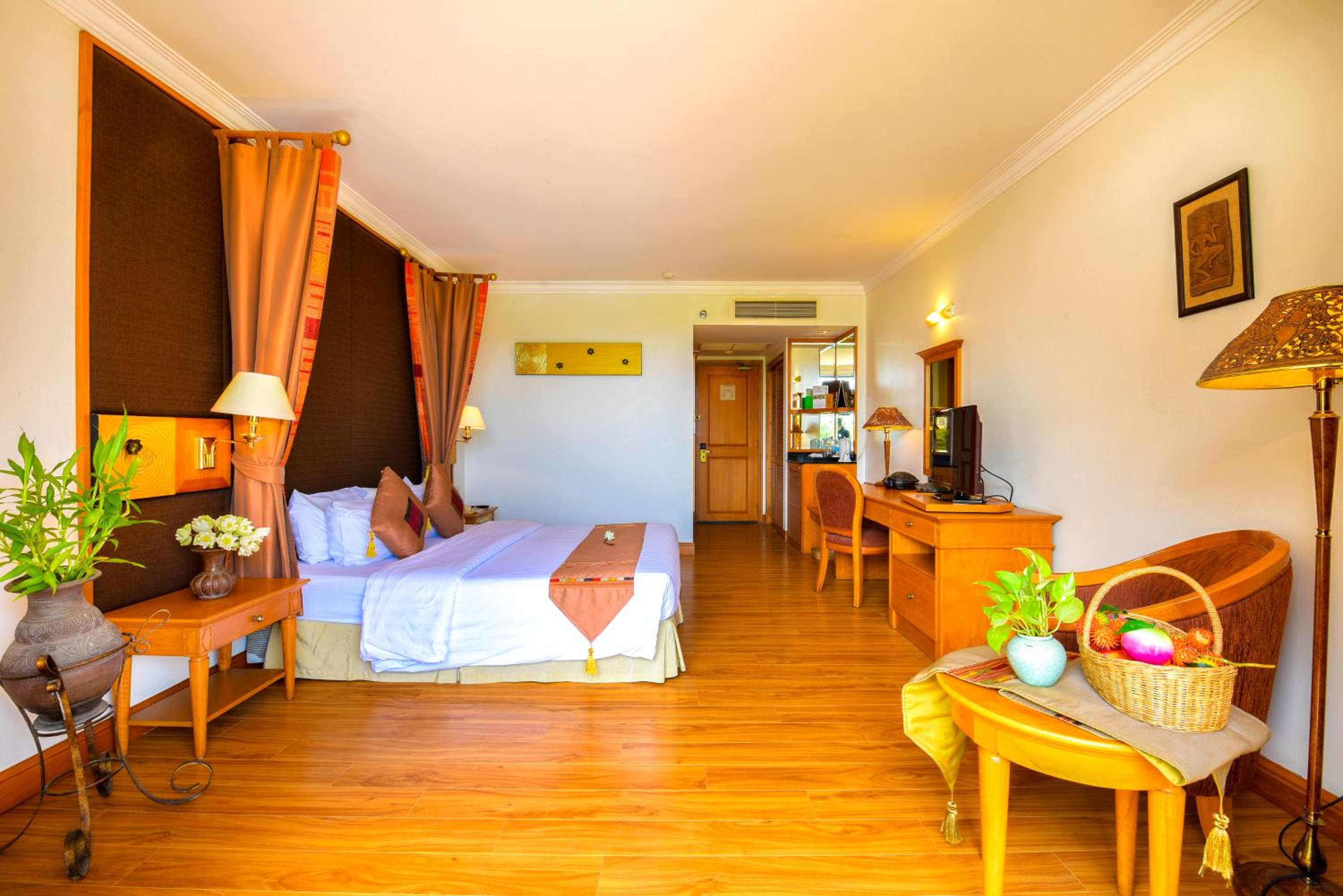 Deluxe Double Room with Balcony Pool View - Photo 10
