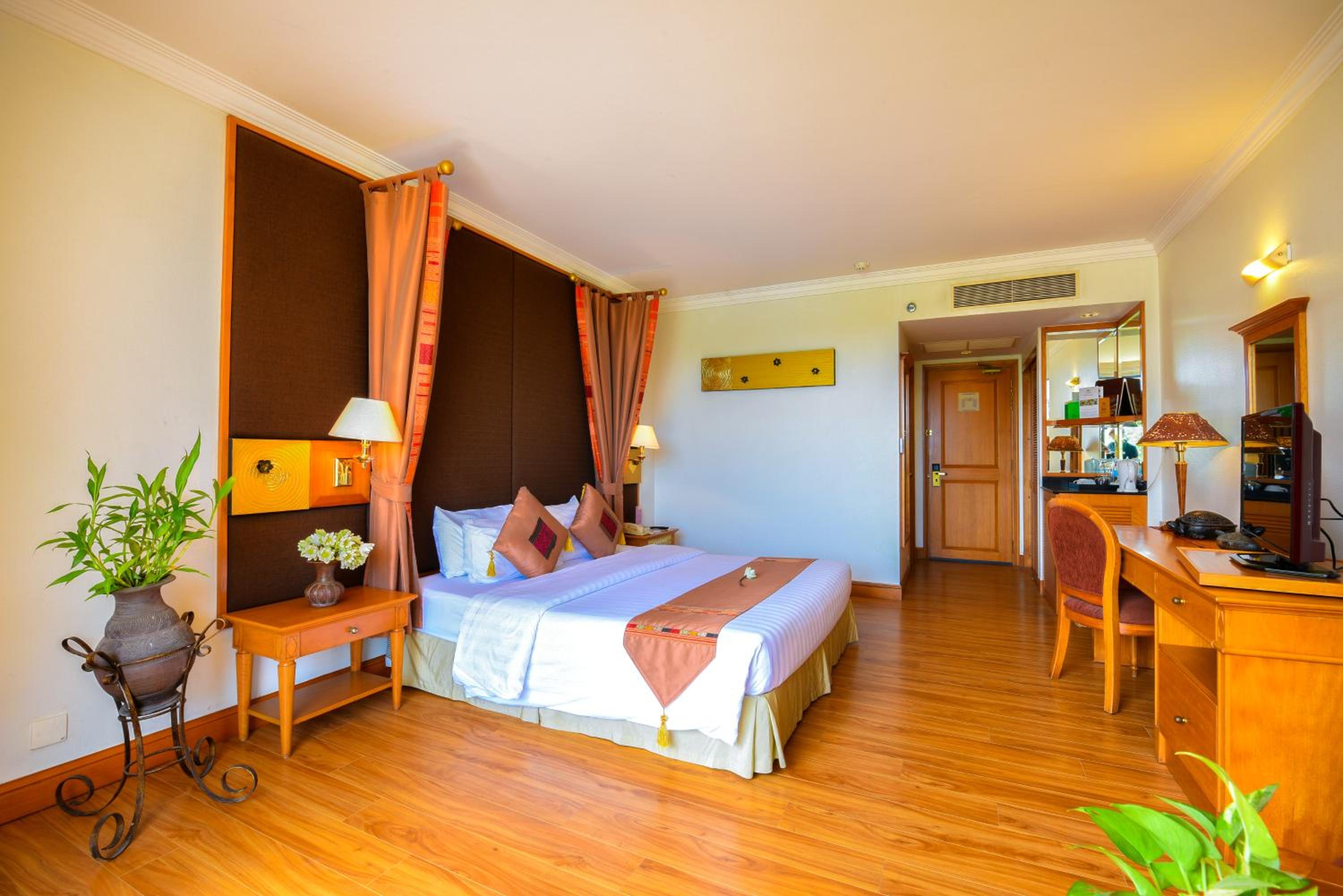 Deluxe Double Room with Balcony Pool View - Photo 2