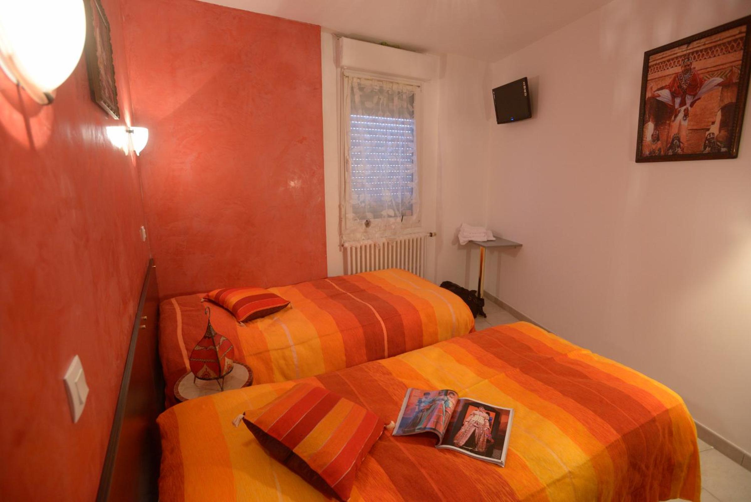 Twin Room - Photo 2