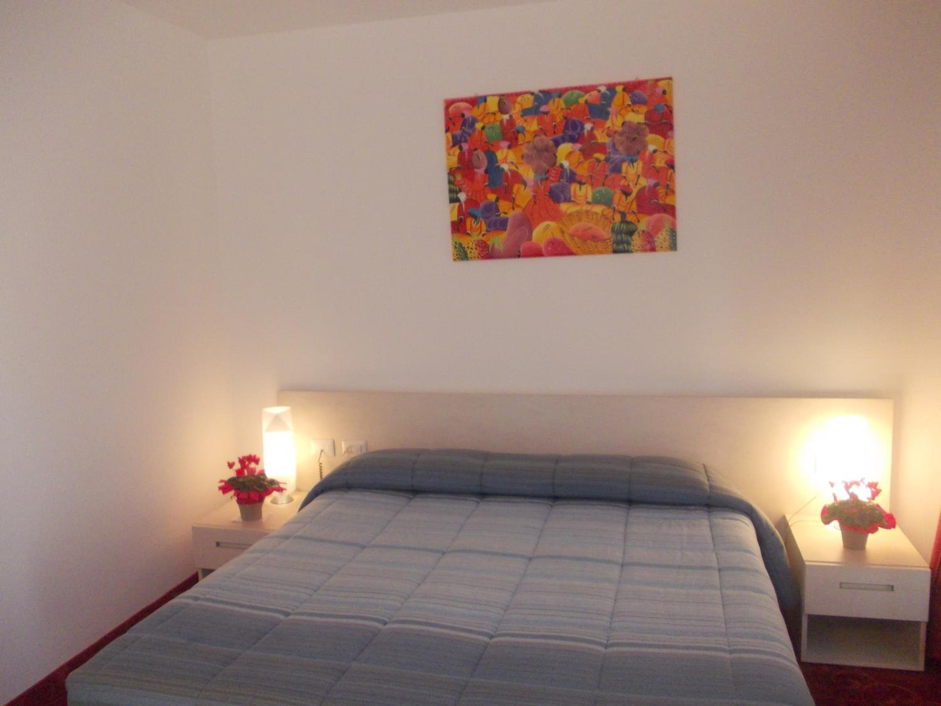 Double or Twin Room with City View - Photo 3