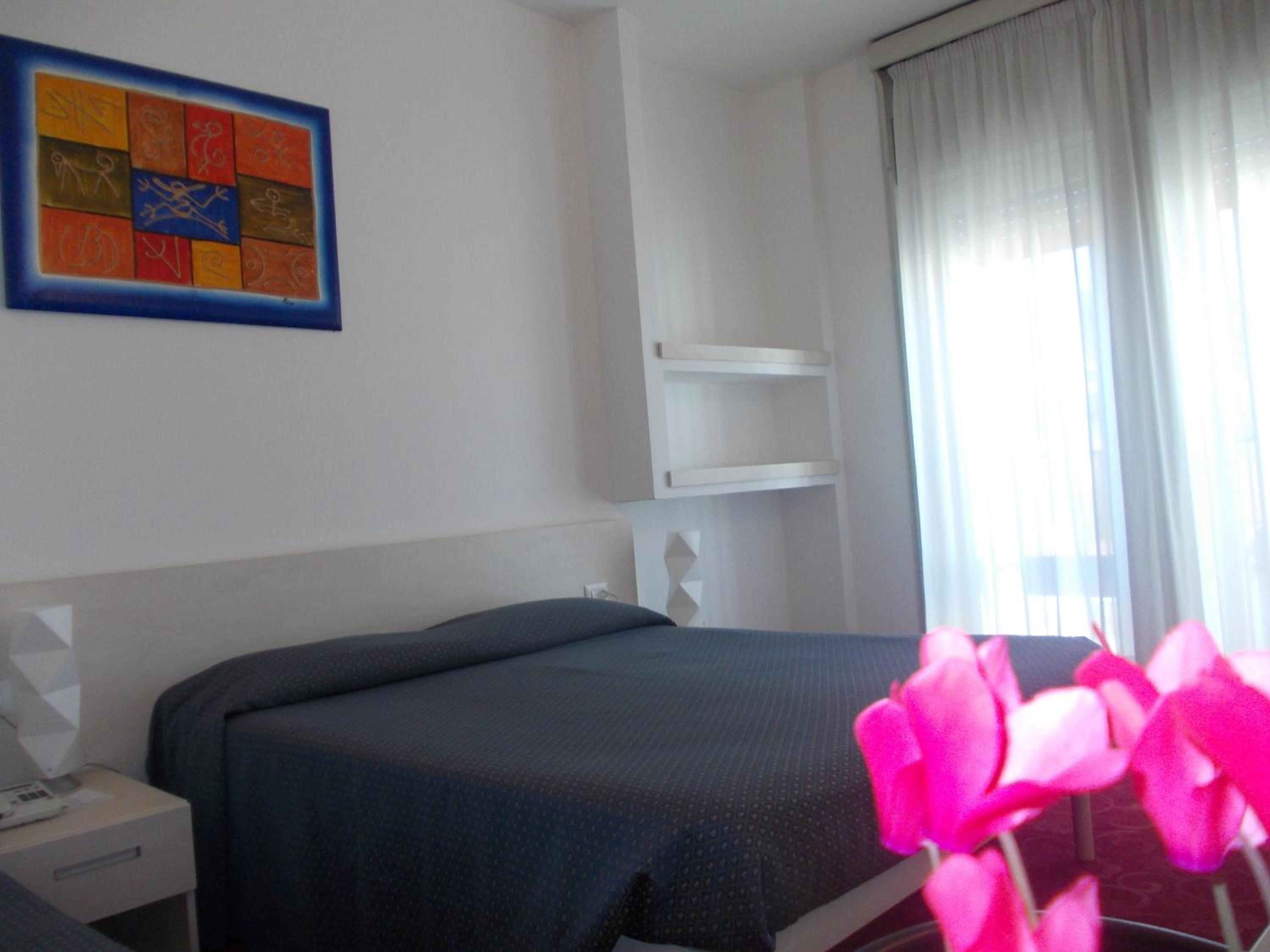 Double or Twin Room with Lake View - Photo 5