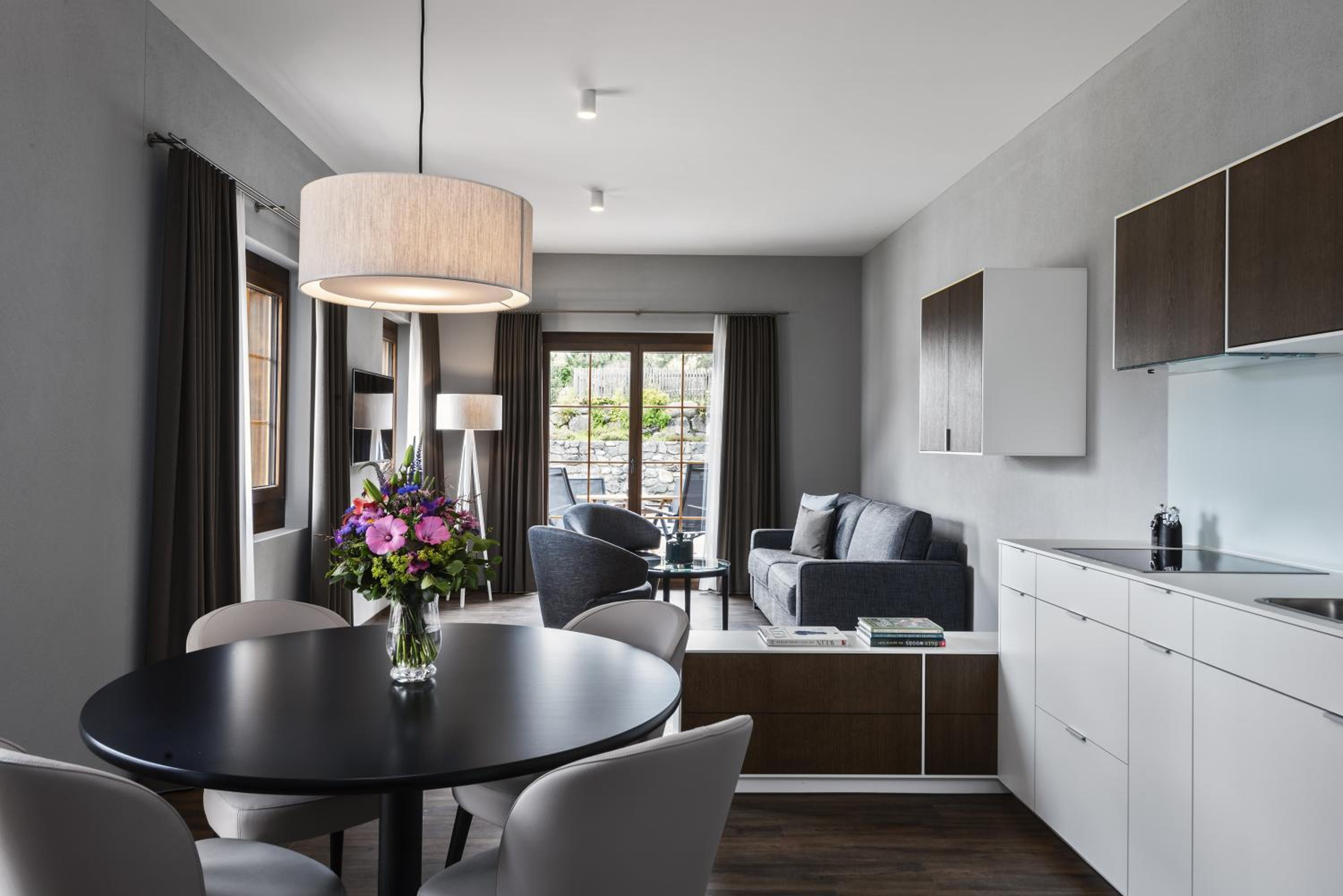 Suite - Photo 1
