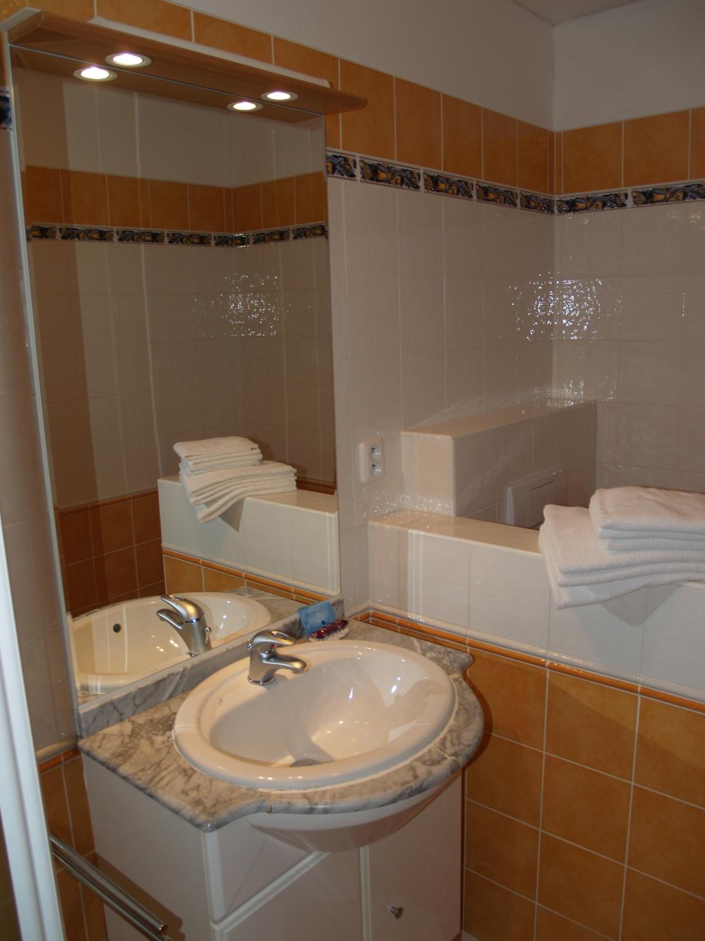 Double Room - Photo 5