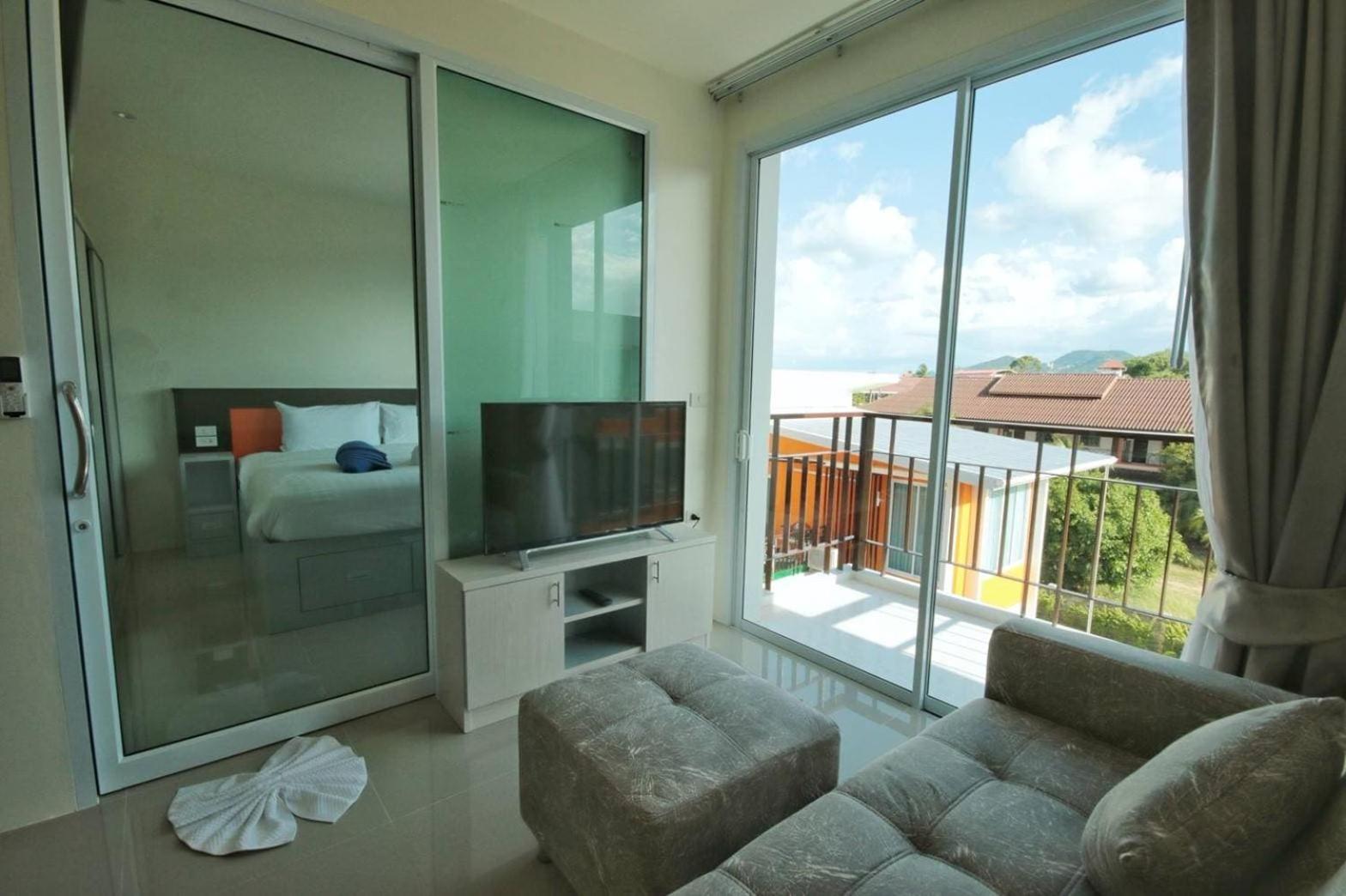 Junior Suite with Pool View photo 2