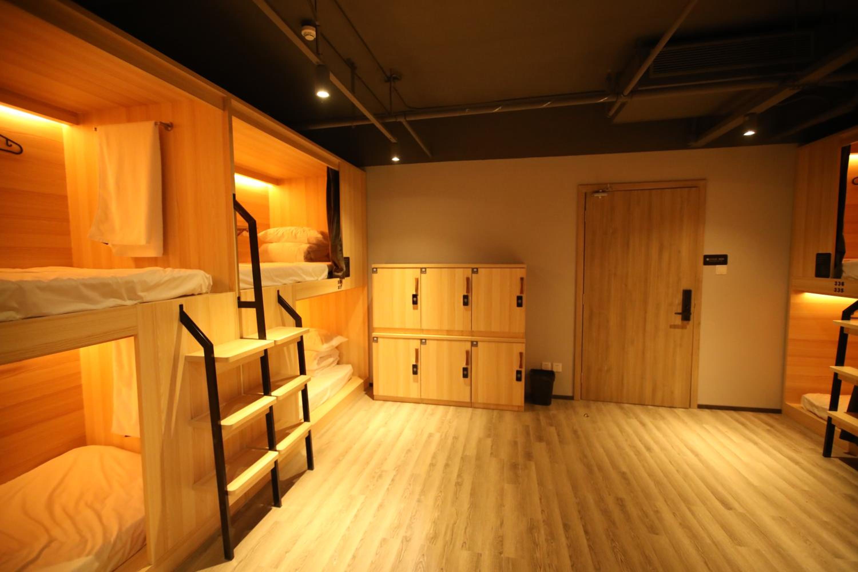 Bed in 6-Bed Male Dormitory Room photo 1