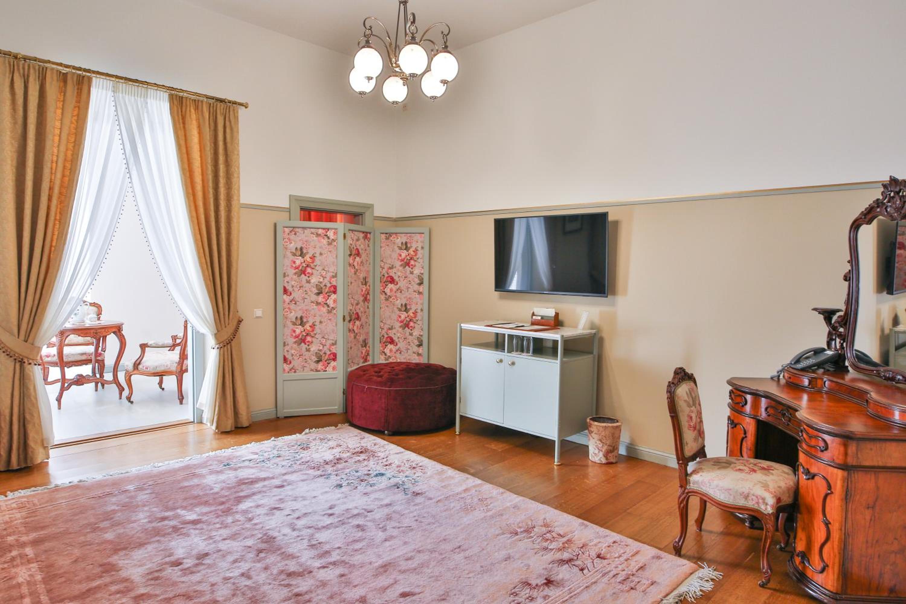 Suite - Photo 2