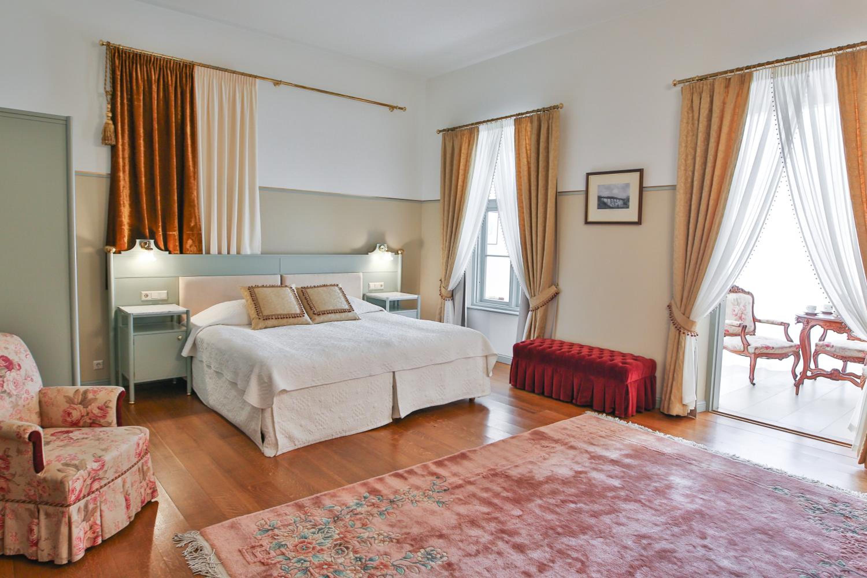 Suite - Photo 1