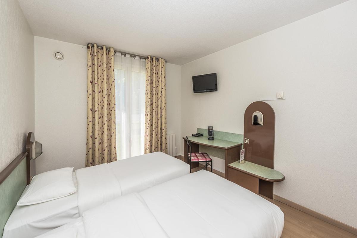 Standard Twin Room - Photo 2