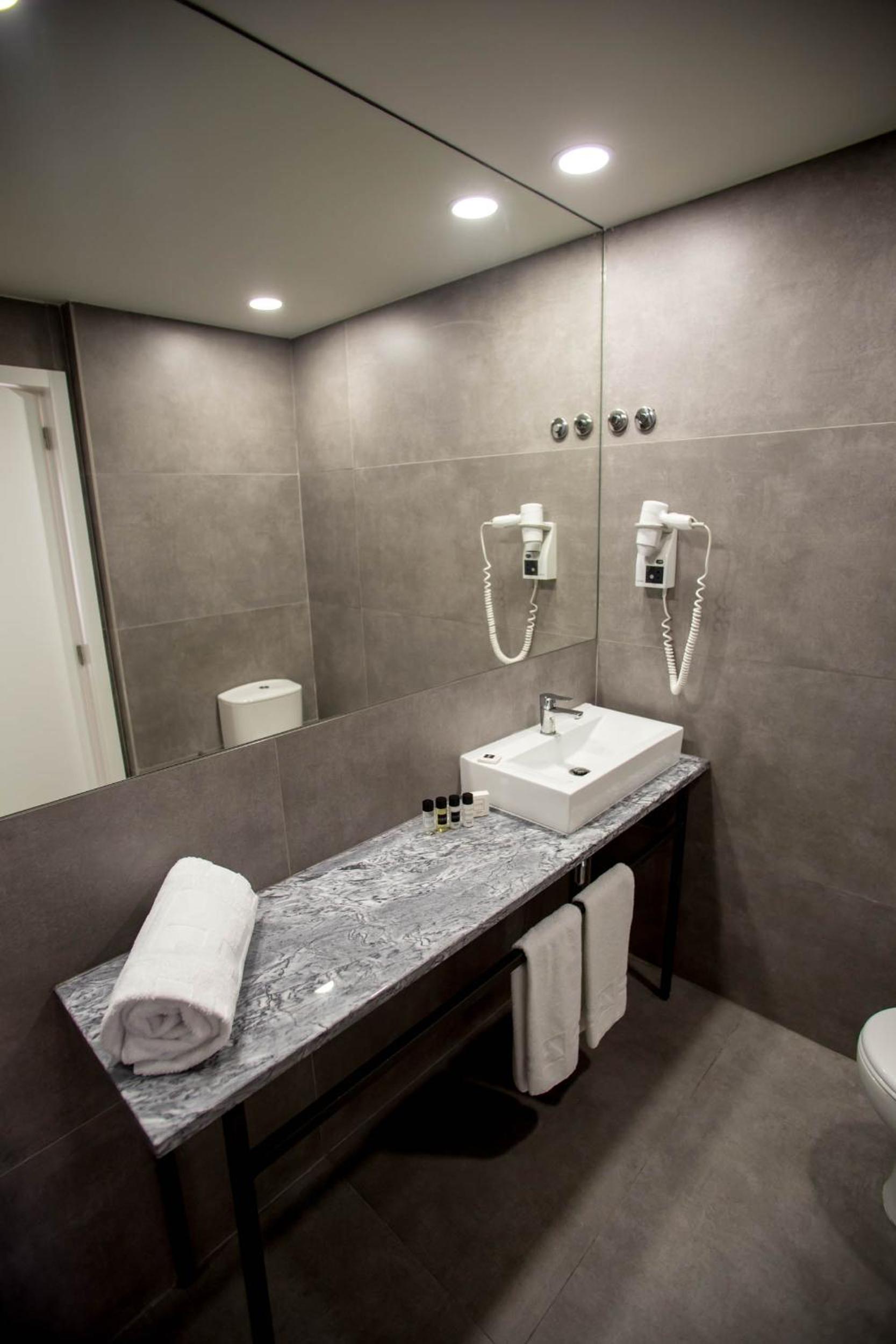 Standard Twin Room - Photo 5