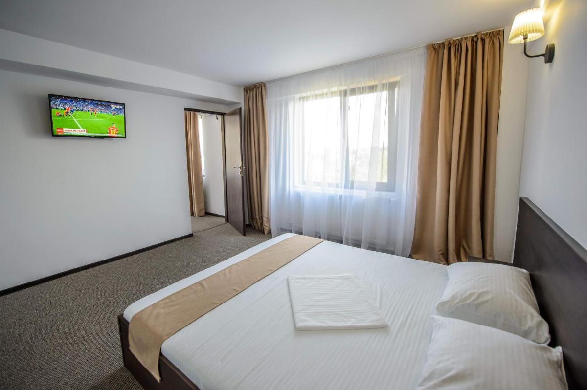 Deluxe King Suite photo 3