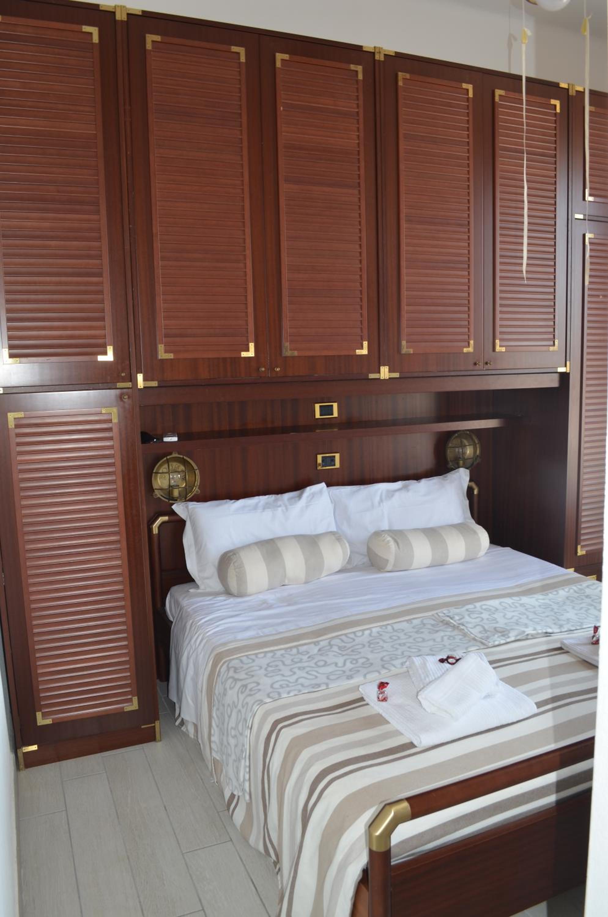 Deluxe Family Suite photo 1