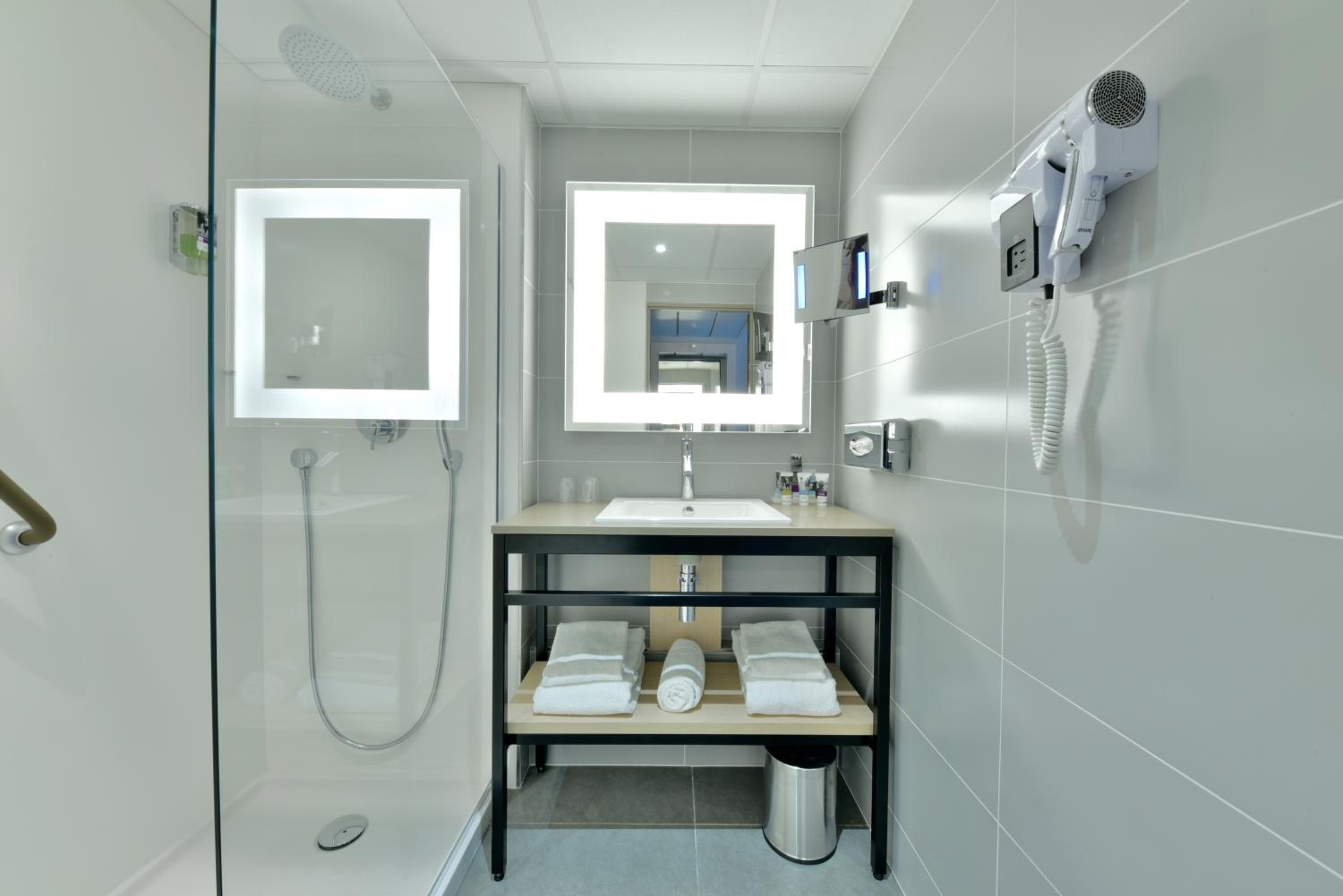 Classic Twin Room with Shower - Photo 4