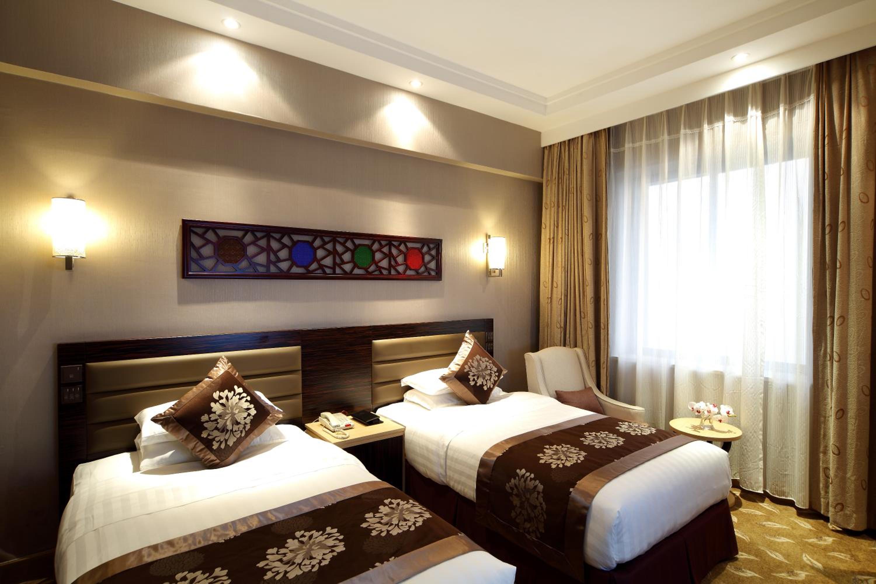 Landmark City View Twin Room - Photo 3