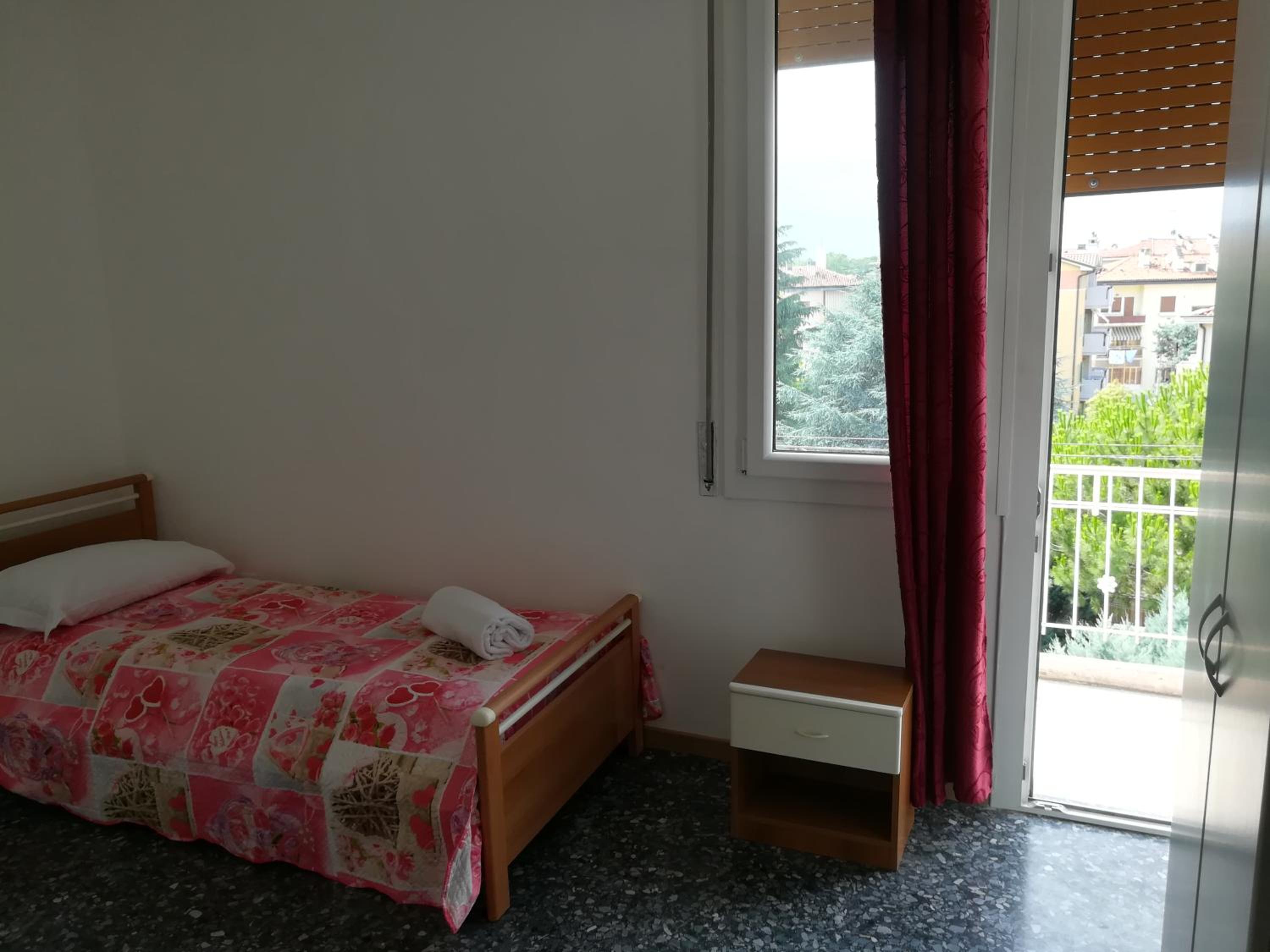 Single Room with Shared Bathroom photo 2