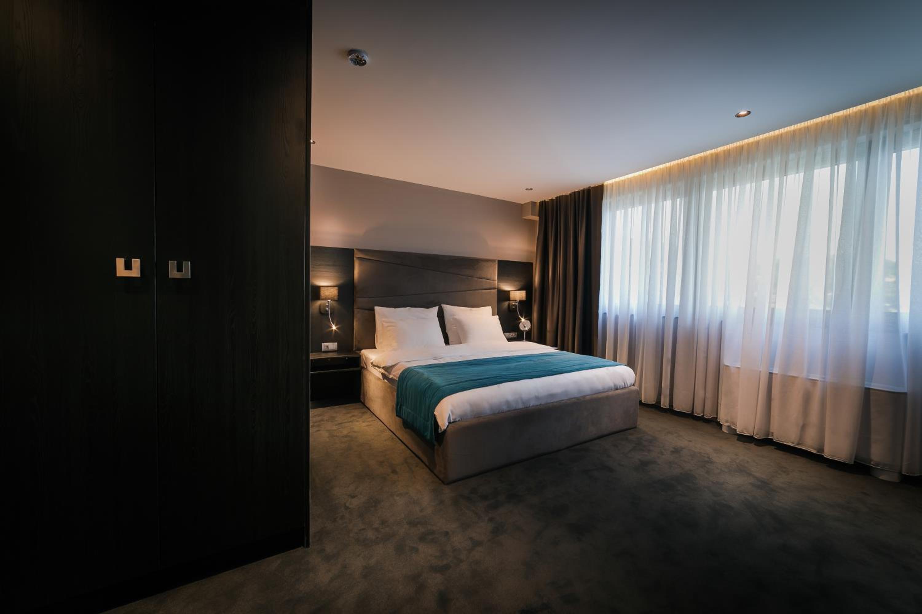 Deluxe King Room - Photo 5