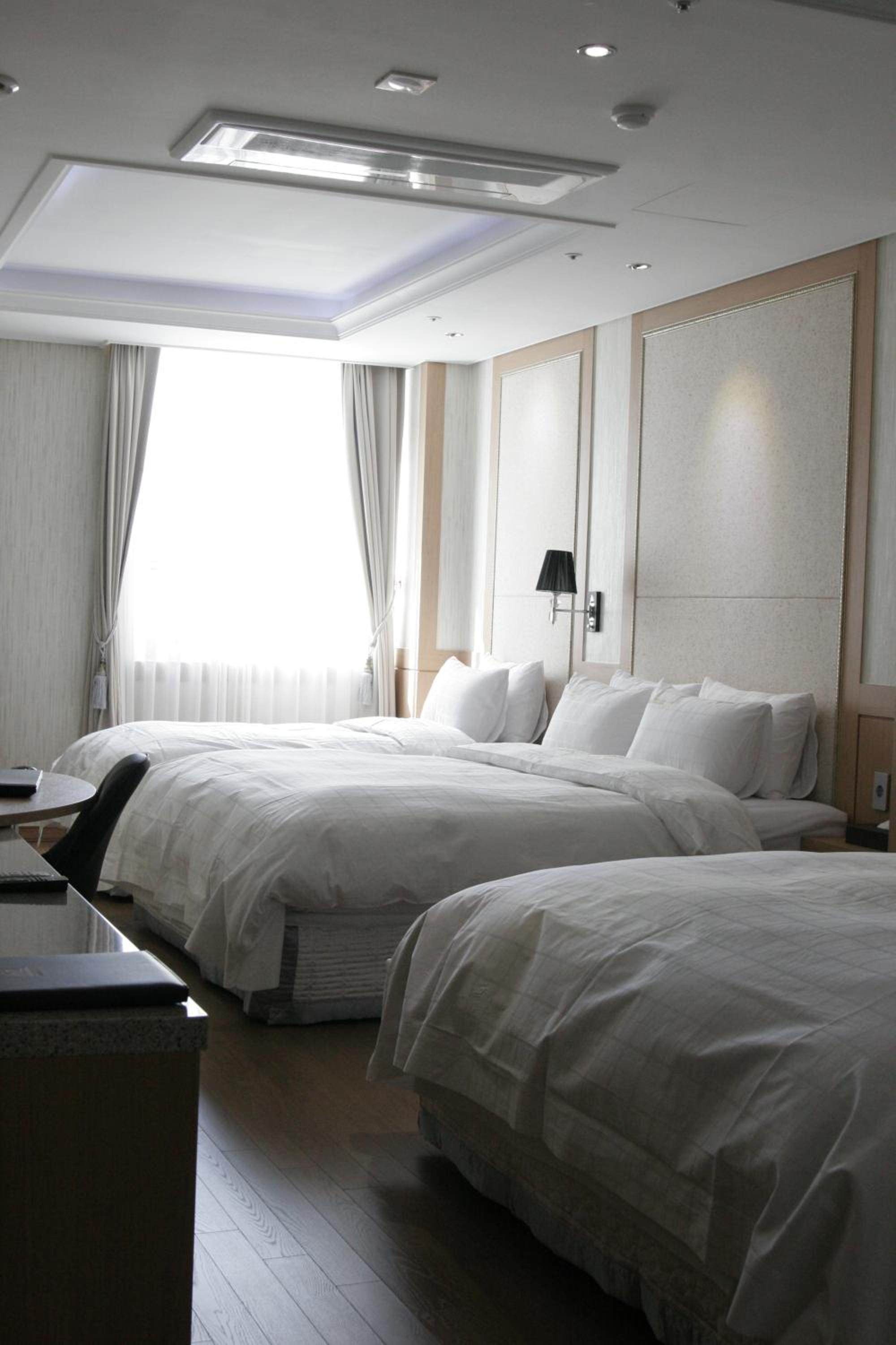 Deluxe Family Room with City View photo 2