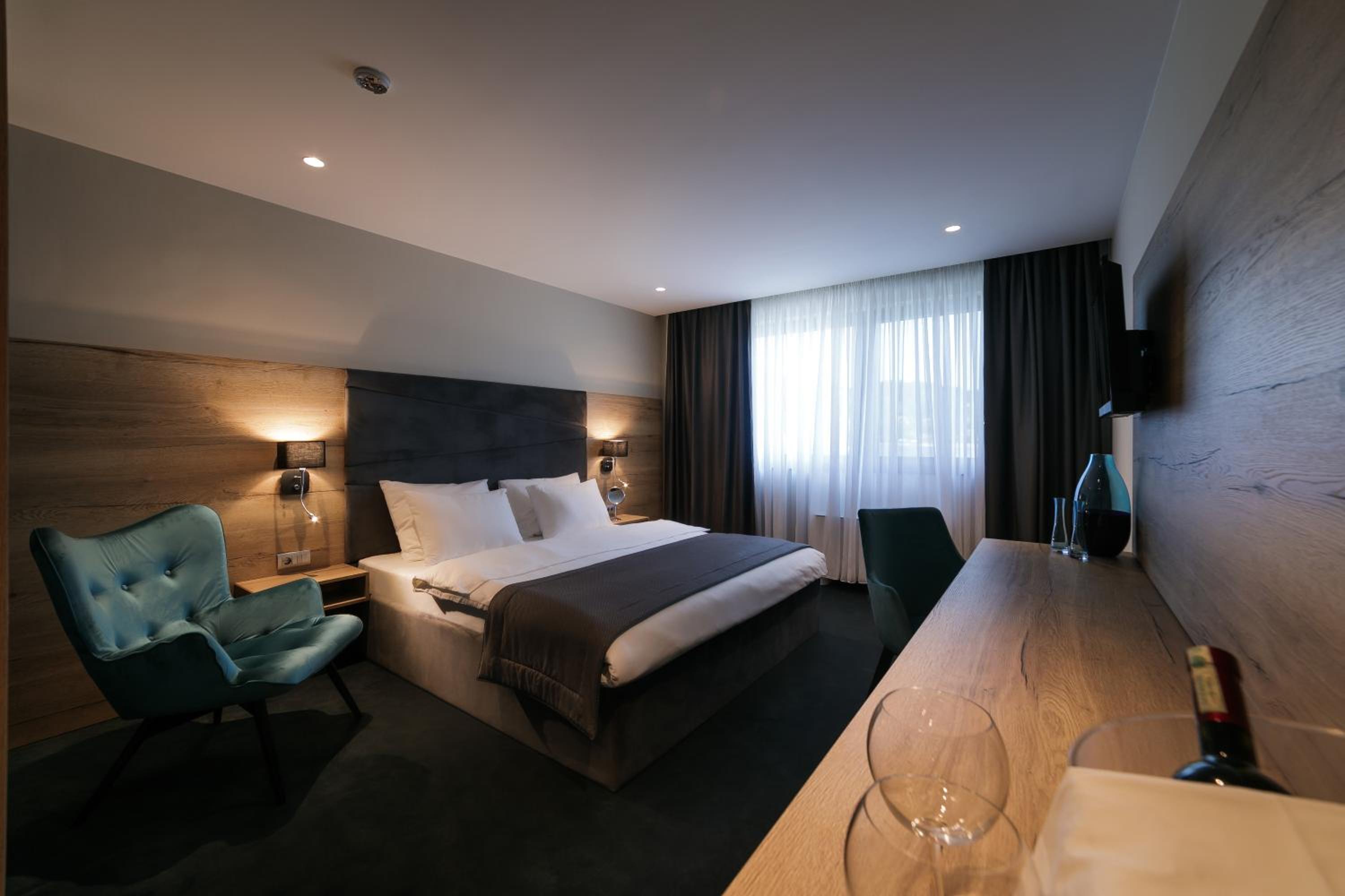 Superior King Room - Photo 3