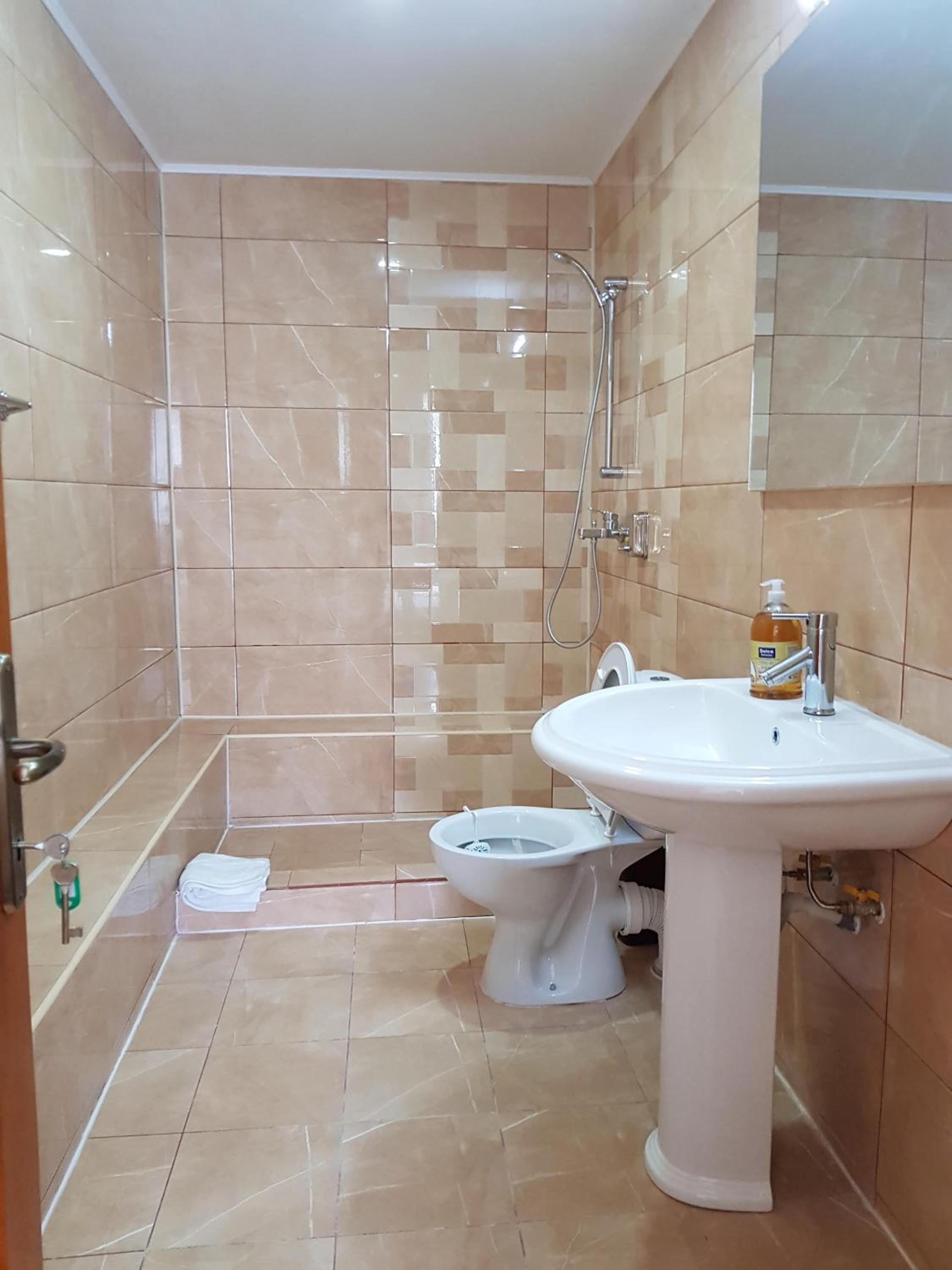 Double Room with Private Bathroom - Photo 7